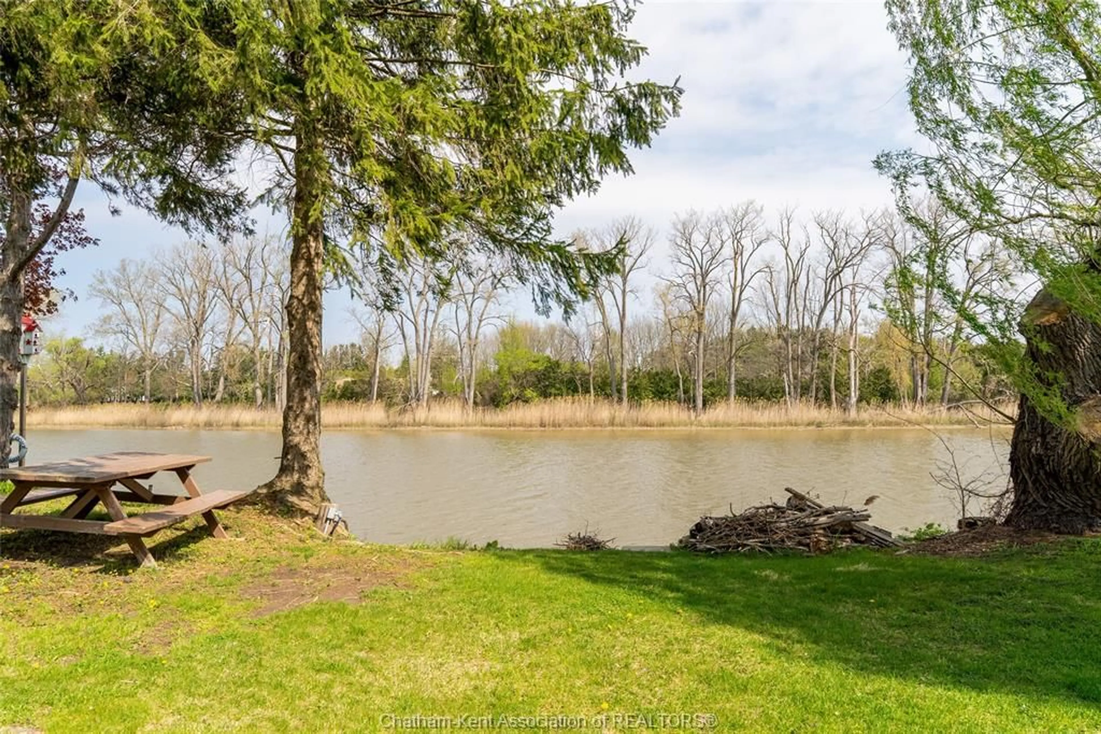 A pic from outside/outdoor area/front of a property/back of a property/a pic from drone, water/lake/river/ocean view for 6959 RIVERVIEW Line, Chatham Ontario N7M 5T1