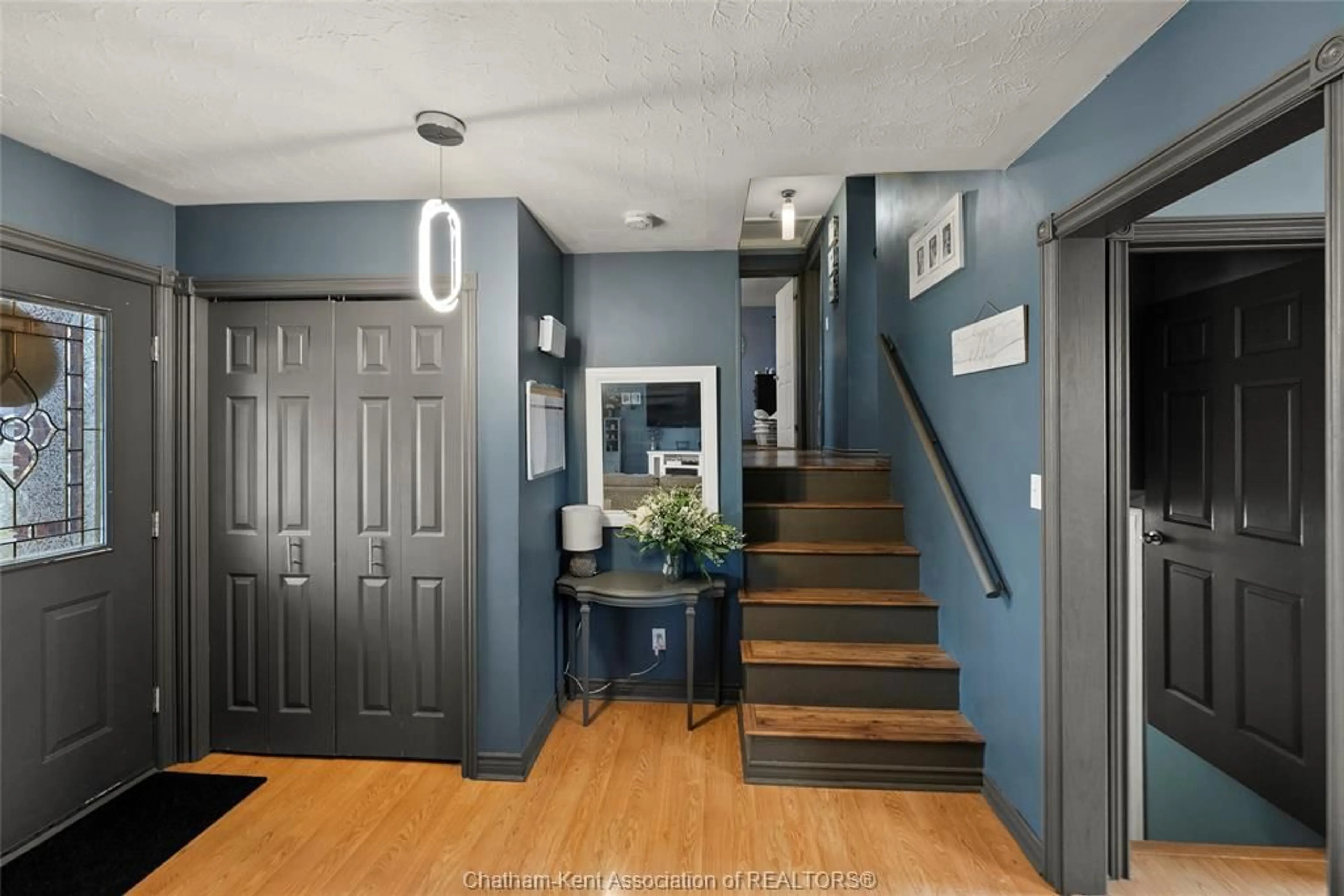 Indoor foyer for 27 Lillian St, Wallaceburg Ontario N8A 4W2