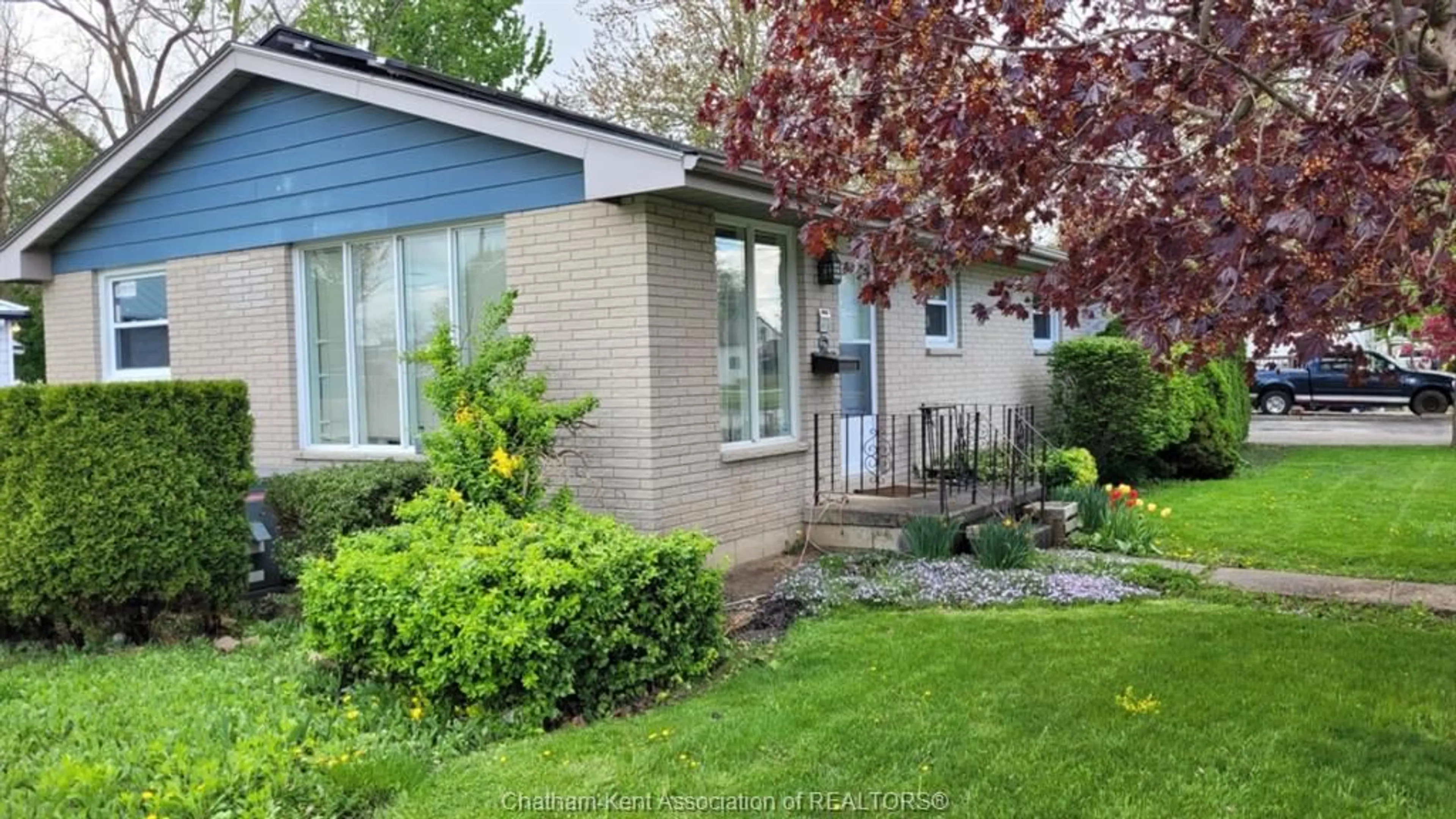 Home with vinyl exterior material, street for 605 Duncan St, Wallaceburg Ontario N8A 4E9