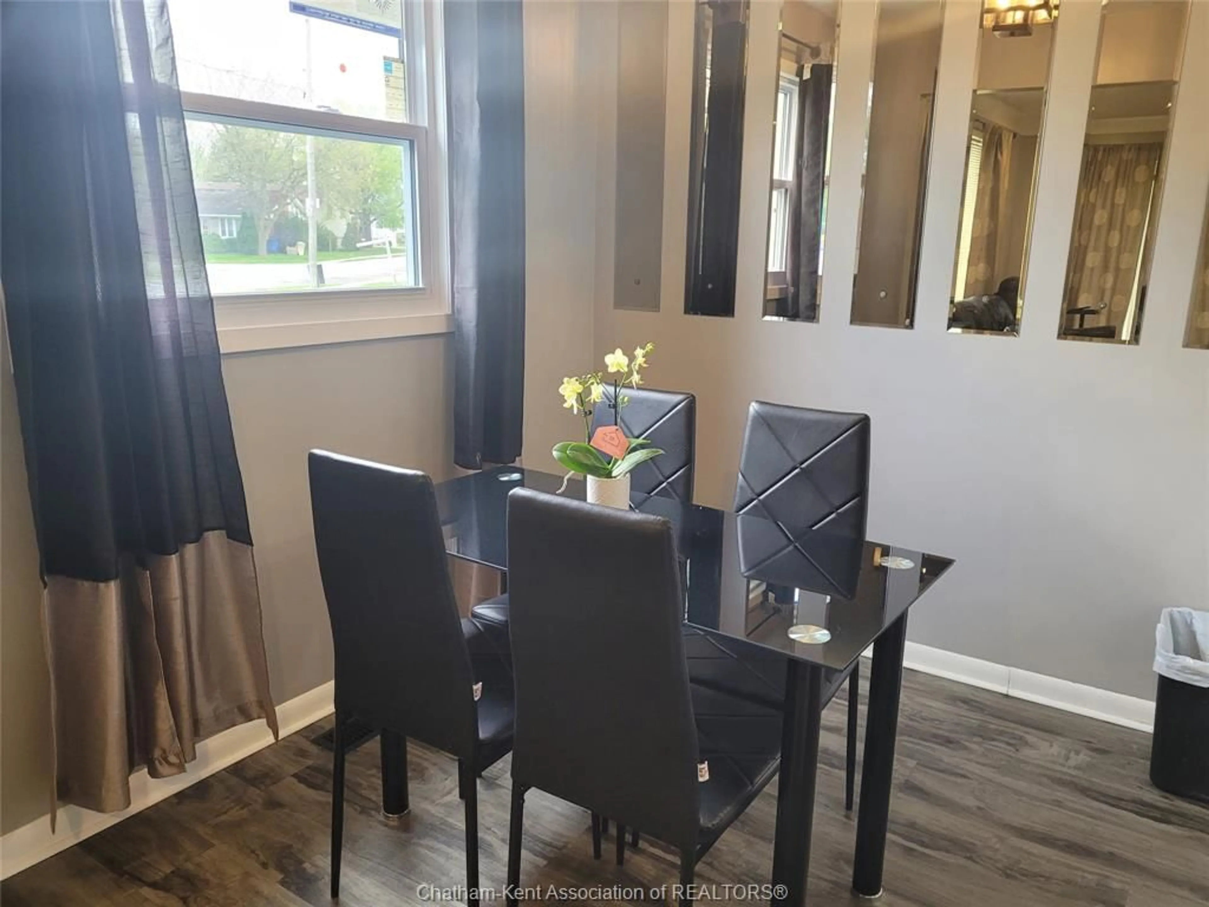 Dining room, wood/laminate floor for 605 Duncan St, Wallaceburg Ontario N8A 4E9