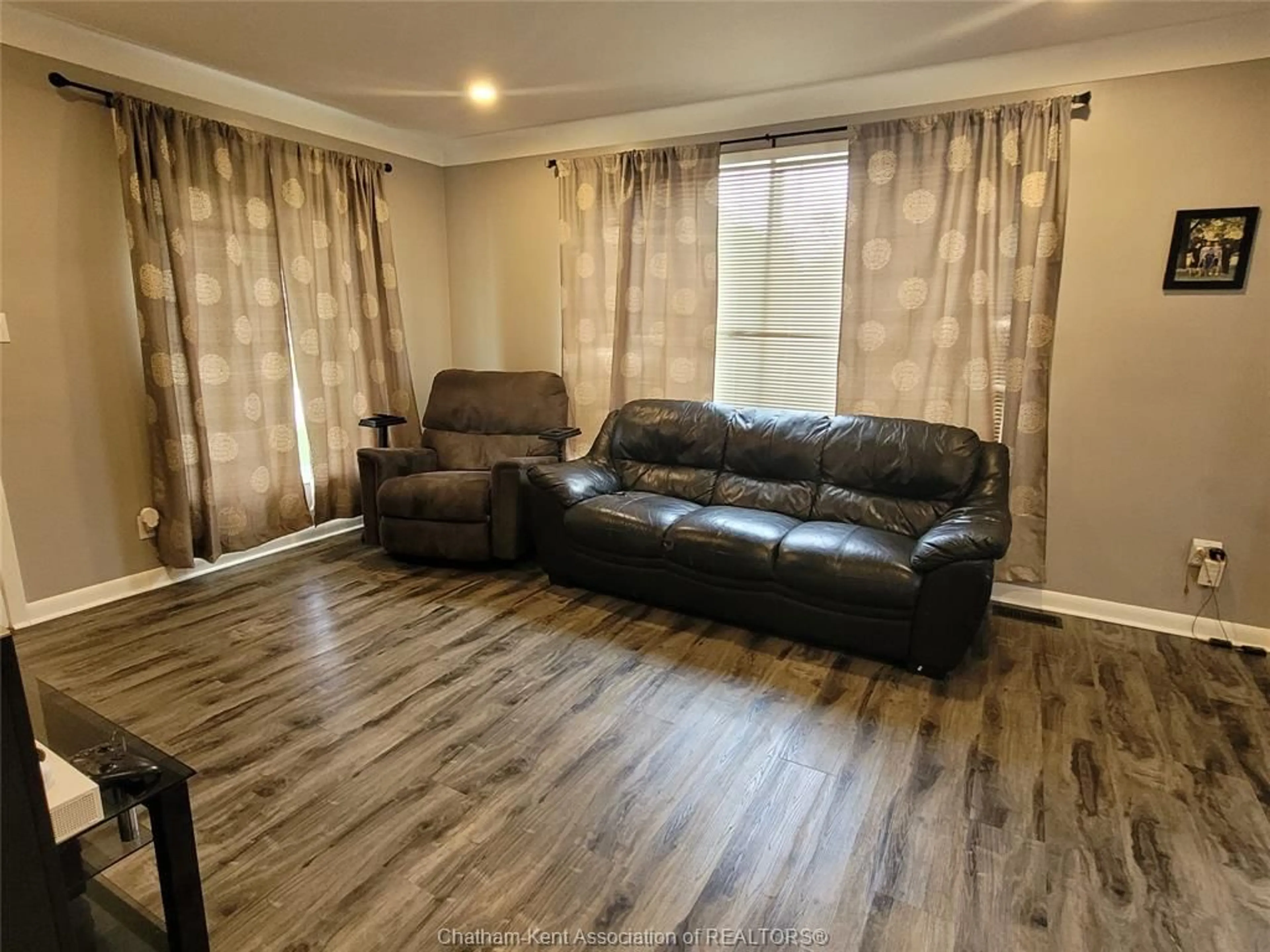 Living room with furniture, wood/laminate floor for 605 Duncan St, Wallaceburg Ontario N8A 4E9