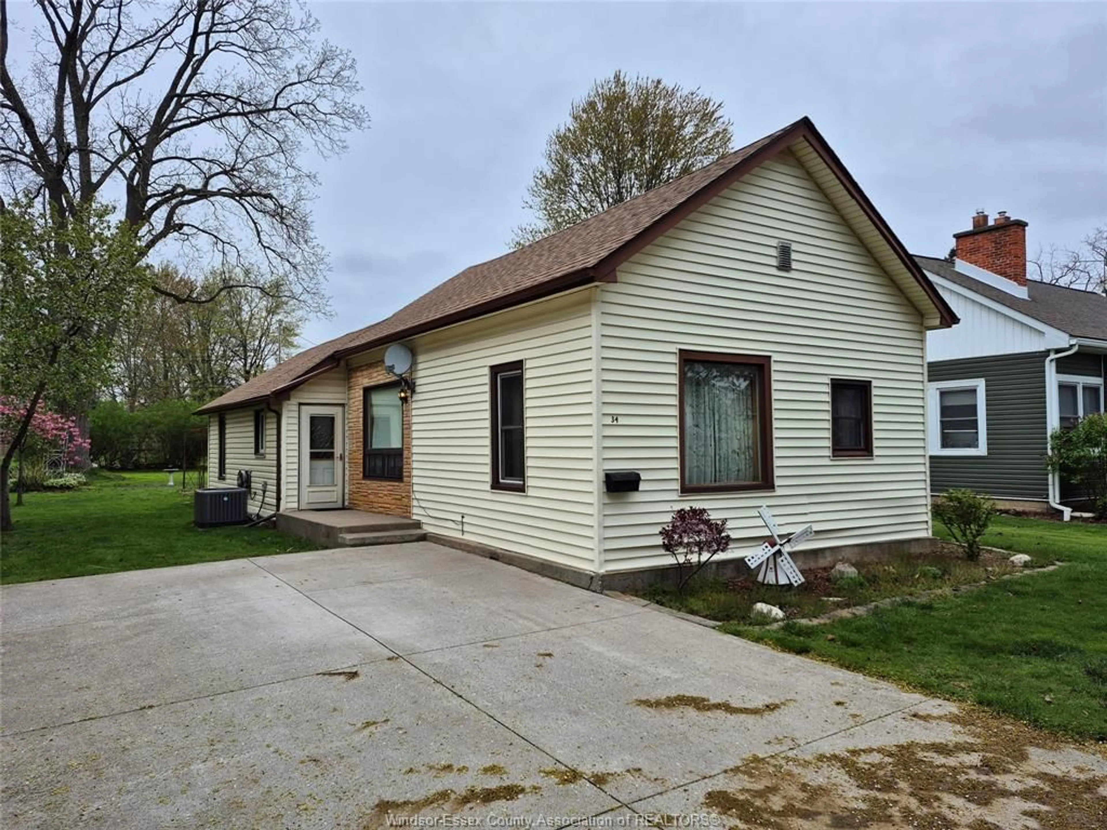 Home with vinyl exterior material, building for 34 Elm Street, Kingsville Ontario N9Y 1W7