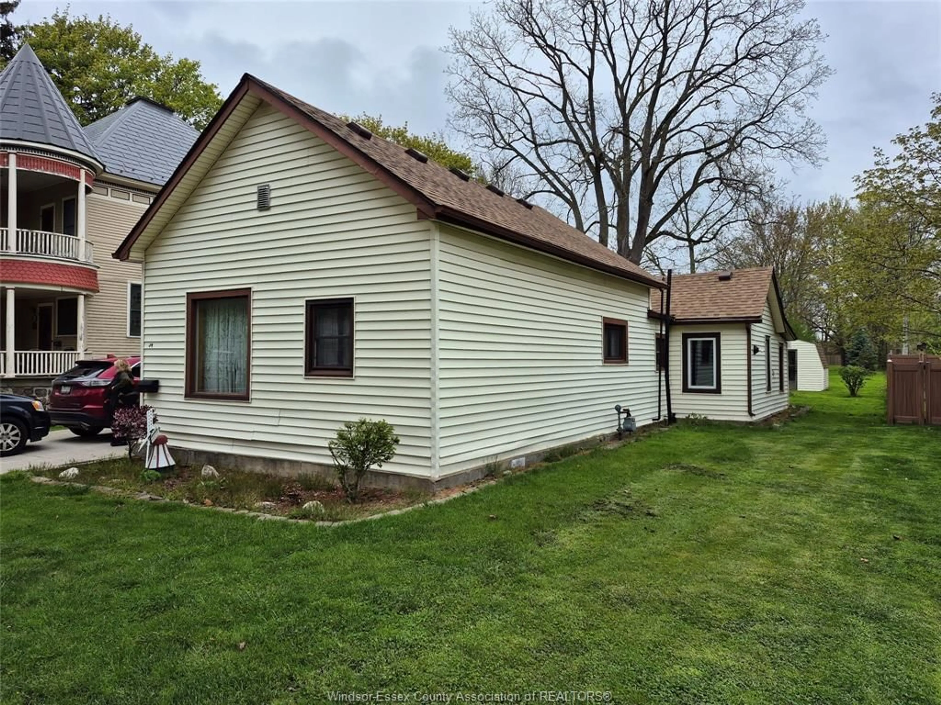 Home with vinyl exterior material, unknown for 34 Elm Street, Kingsville Ontario N9Y 1W7