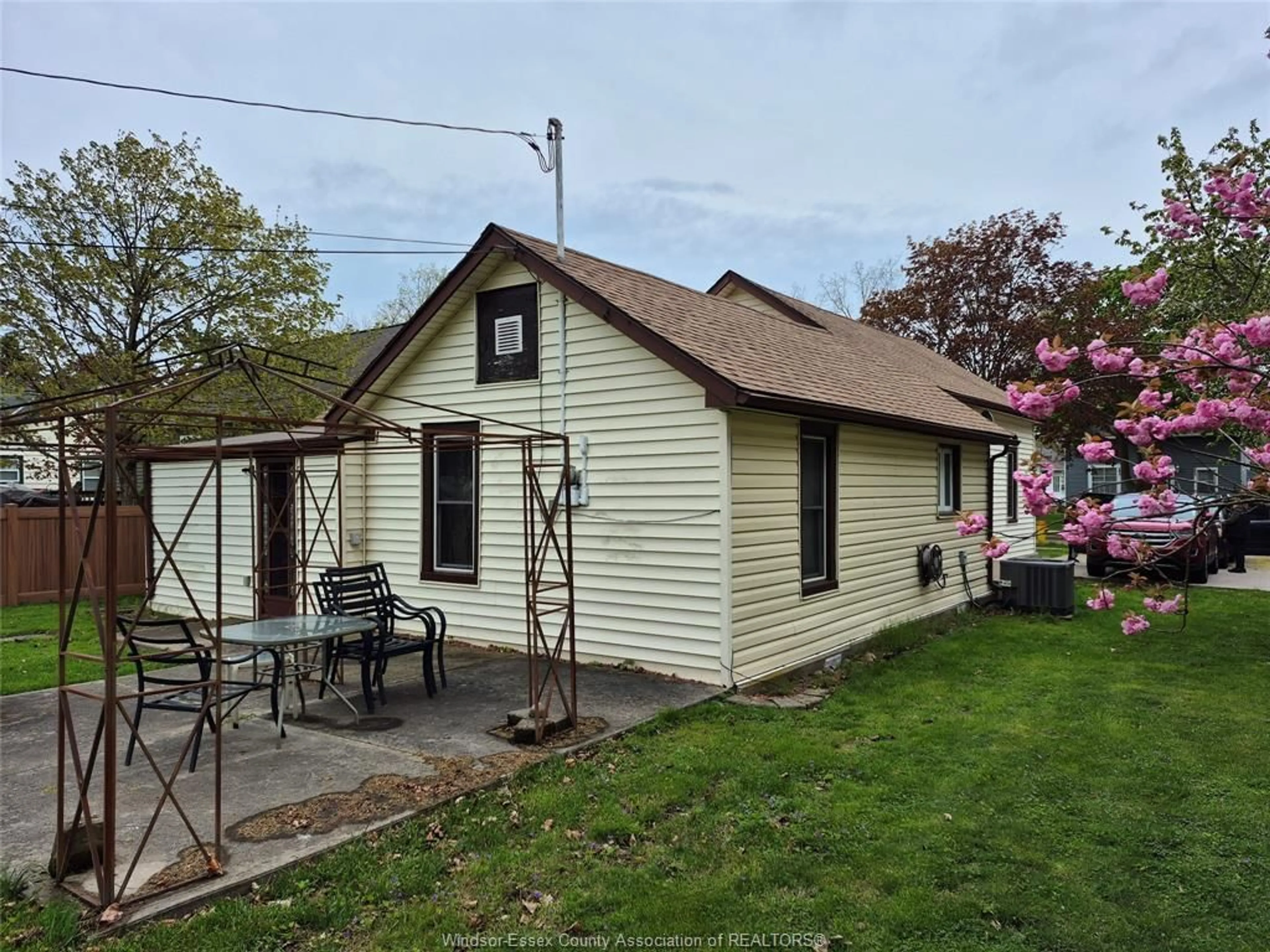 A pic from outside/outdoor area/front of a property/back of a property/a pic from drone, street for 34 Elm Street, Kingsville Ontario N9Y 1W7
