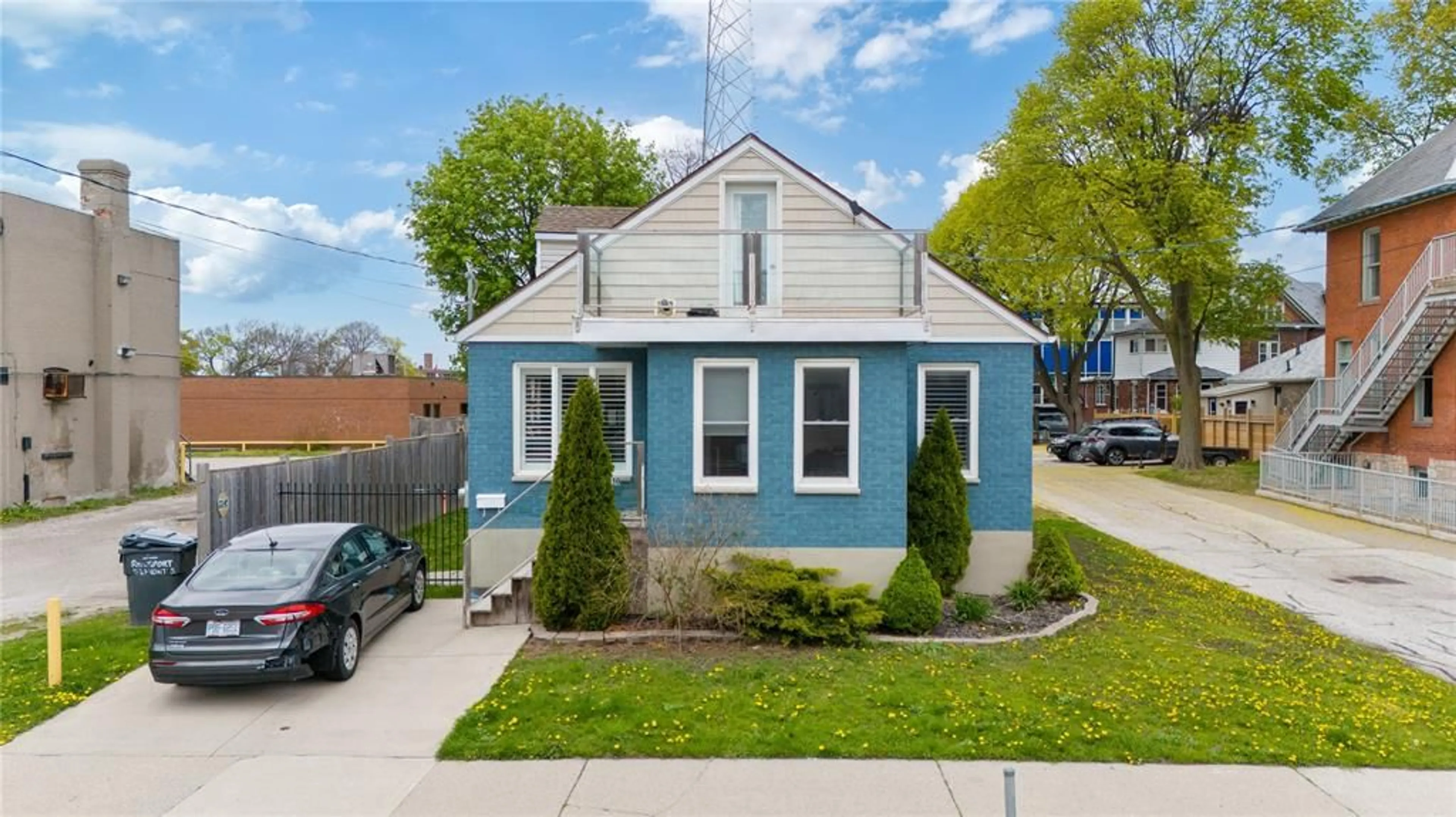 Home with vinyl exterior material, street for 110 WELLINGTON St, Sarnia Ontario N7T 1G2