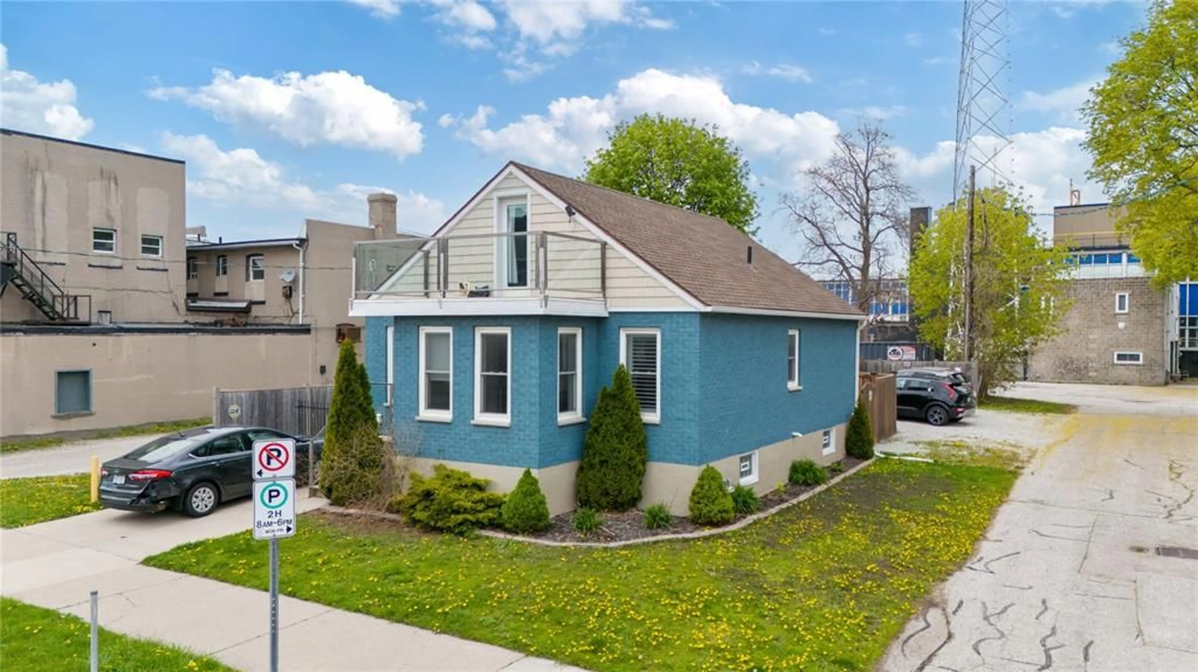 Home with vinyl exterior material, street for 110 WELLINGTON St, Sarnia Ontario N7T 1G2