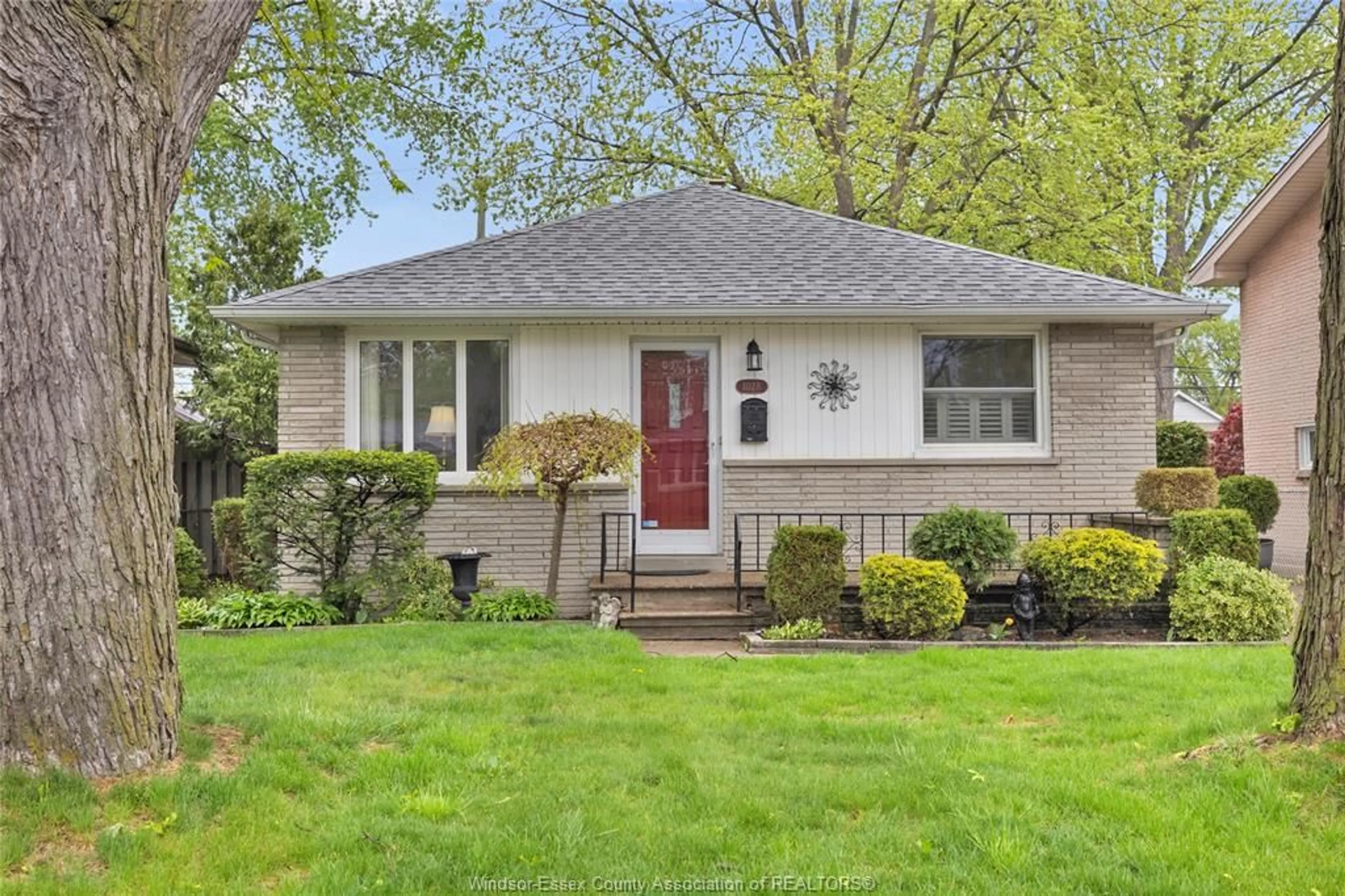 Home with vinyl exterior material, street for 1028 Virginia, Windsor Ontario N8S 2Y7