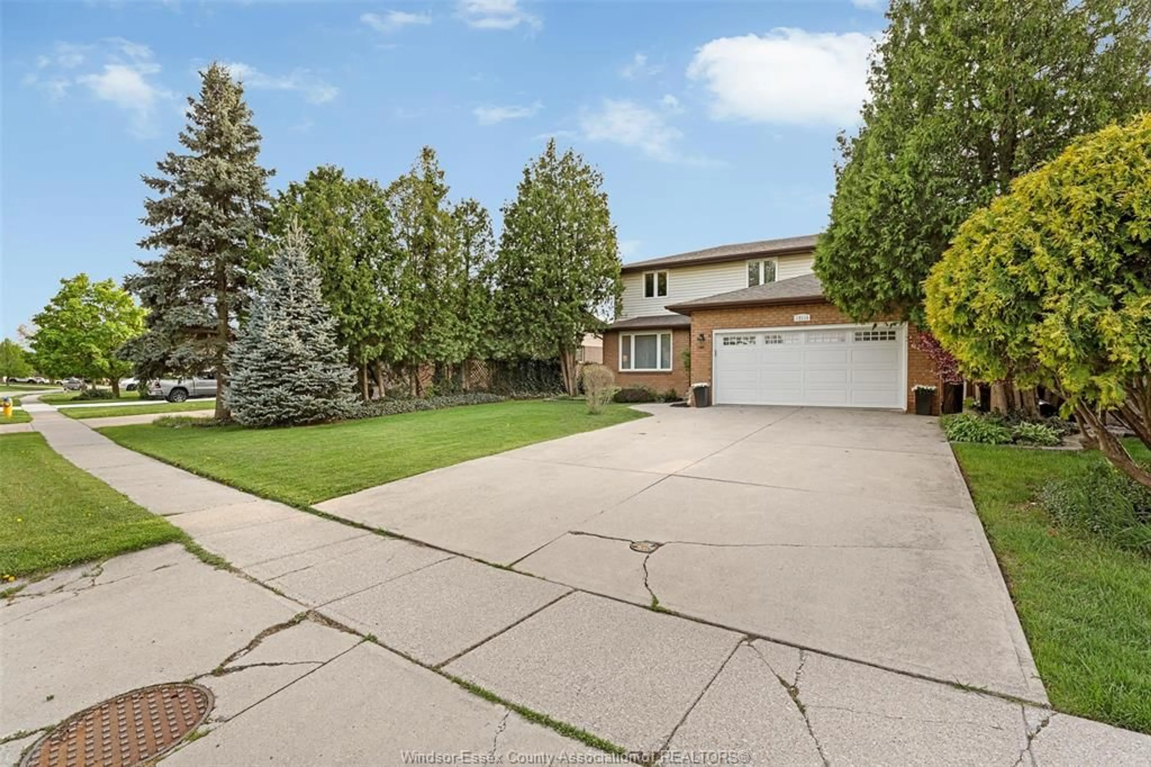 A pic from outside/outdoor area/front of a property/back of a property/a pic from drone, street for 13119 Dillon Dr, Tecumseh Ontario N8N 3J6