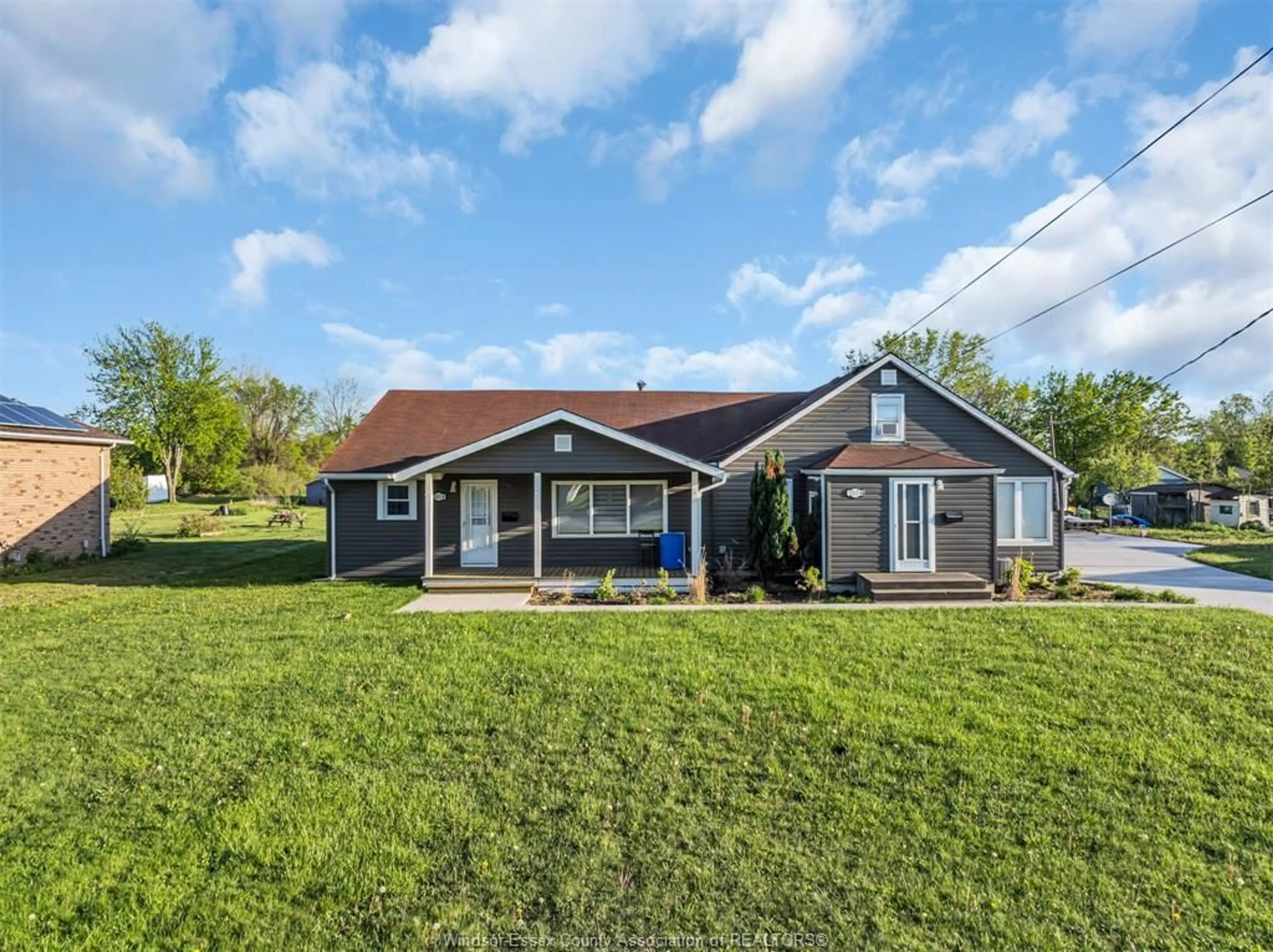 Home with vinyl exterior material, unknown for 215 Texas, Amherstburg Ontario N9V 2R8