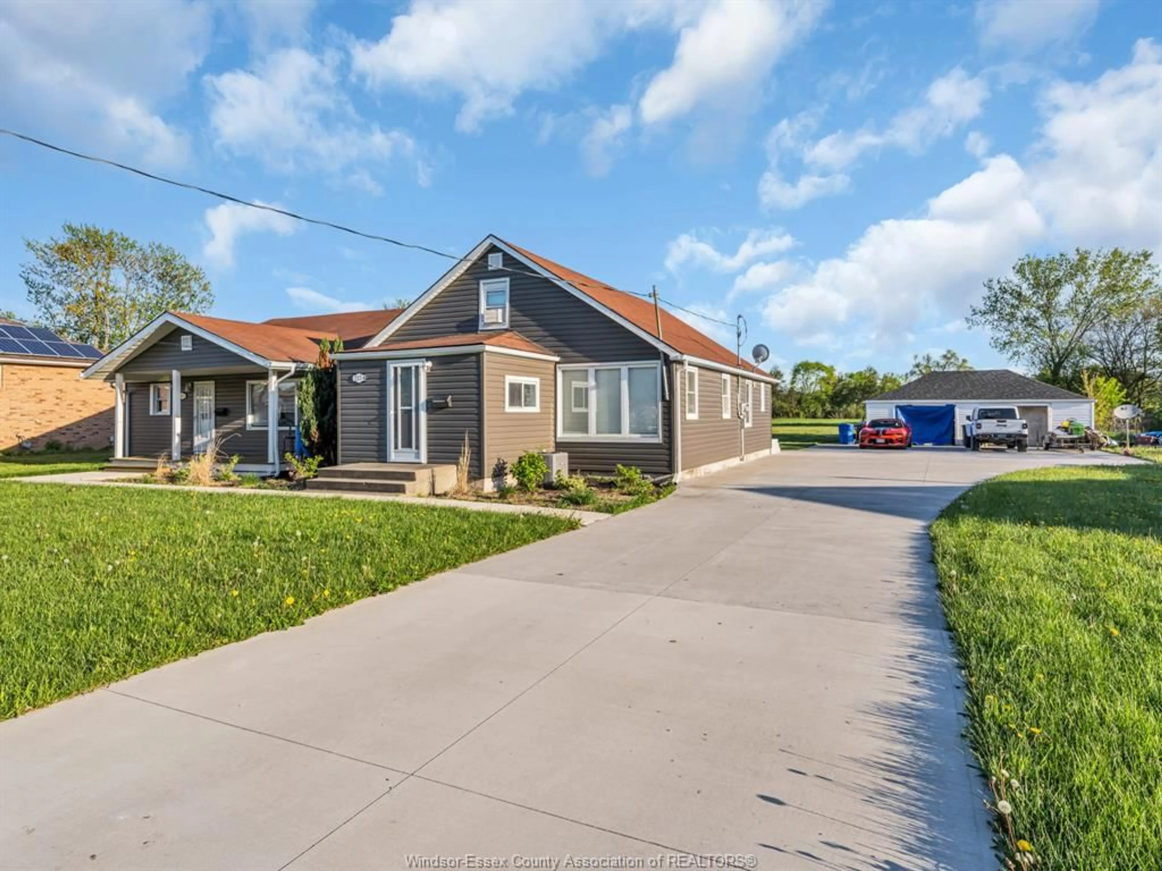 A pic from outside/outdoor area/front of a property/back of a property/a pic from drone, street for 215 Texas, Amherstburg Ontario N9V 2R8