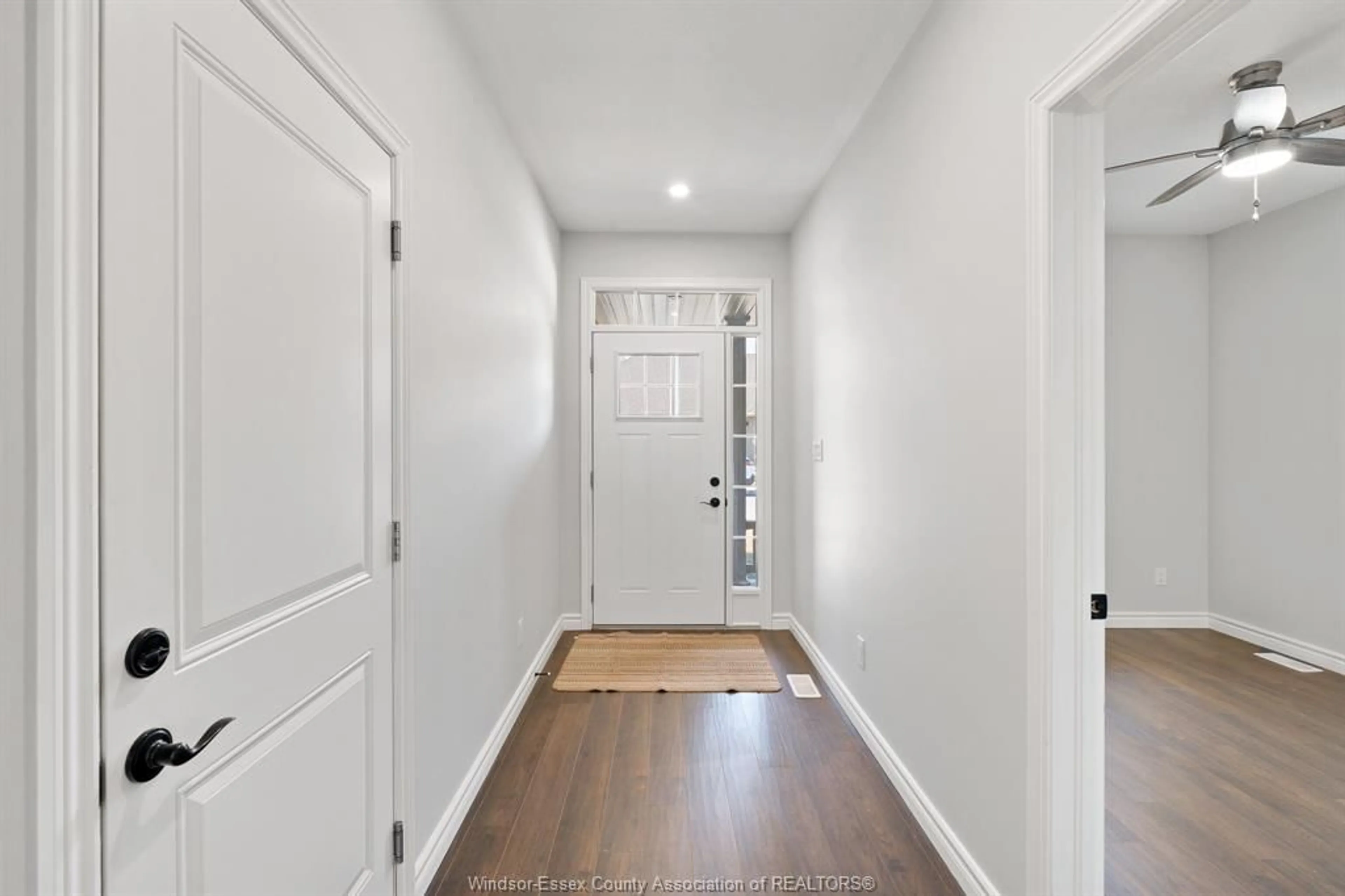 Indoor entryway for 11 JONATHAN St, Chatham Ontario N7M 6M1