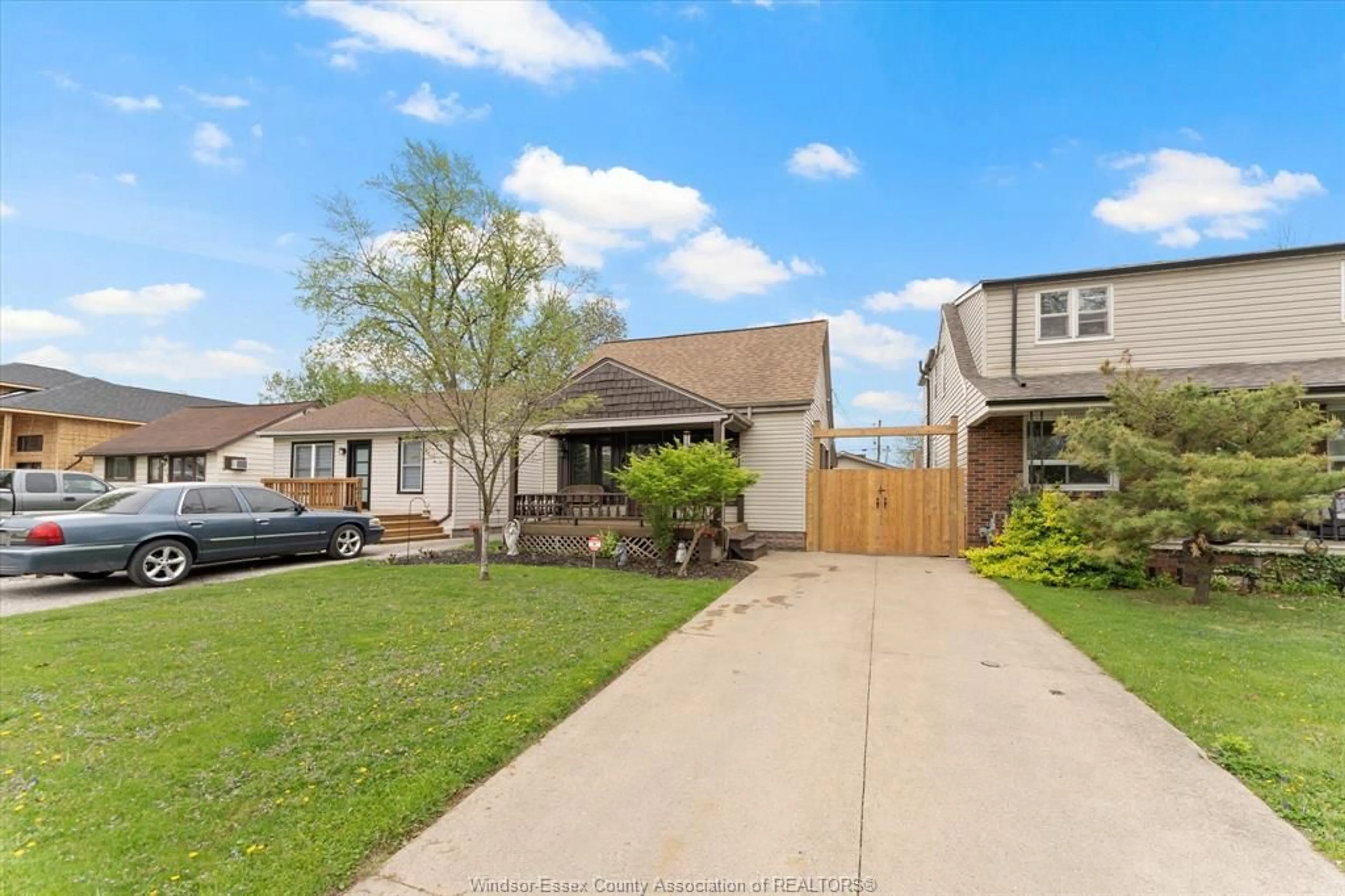 A pic from outside/outdoor area/front of a property/back of a property/a pic from drone, street for 643 ALEXANDRINE St, Windsor Ontario N8X 3C1