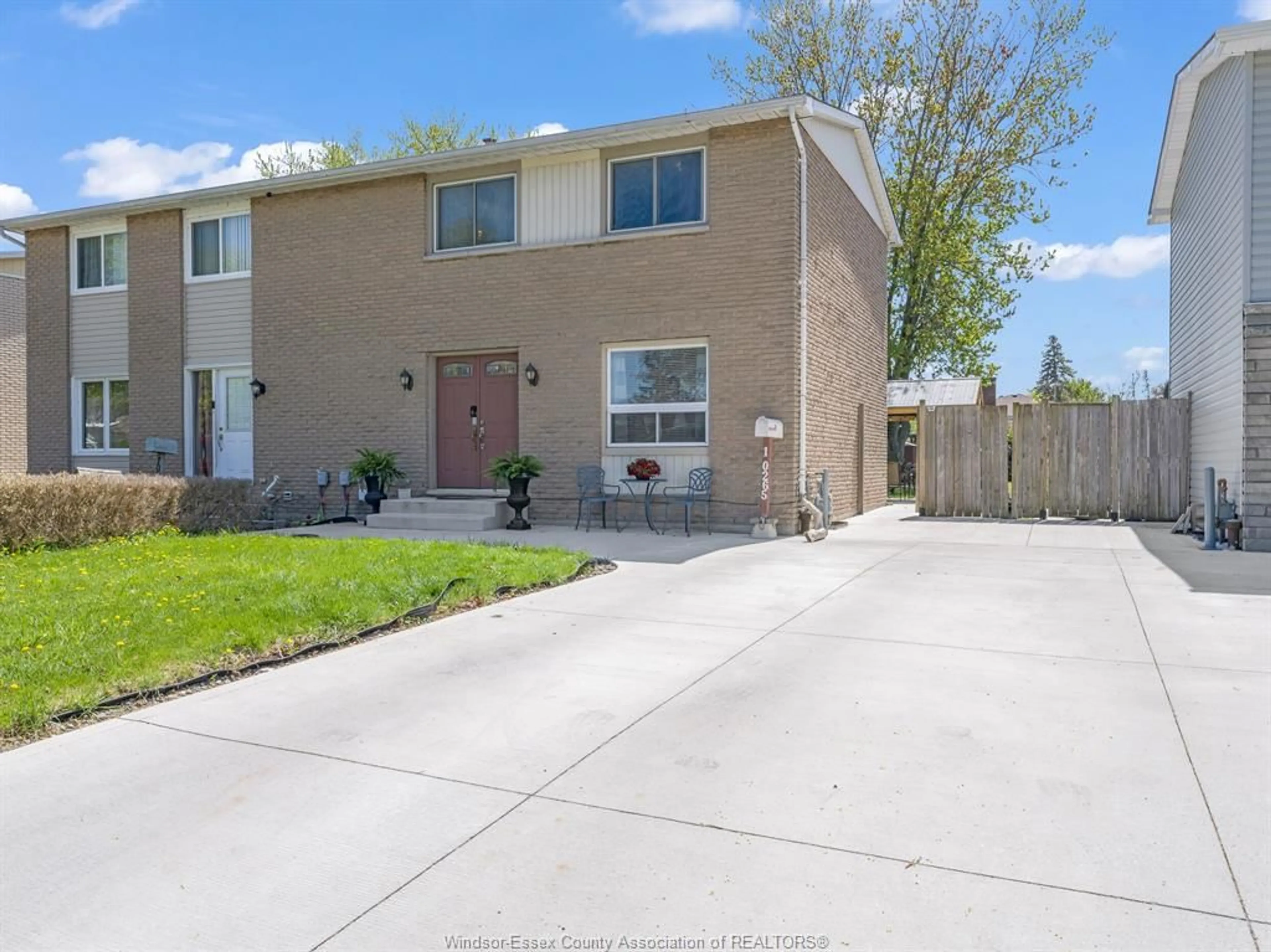 Home with vinyl exterior material, street for 10265 SHENANDOAH Cres, Windsor Ontario N8R 1B6