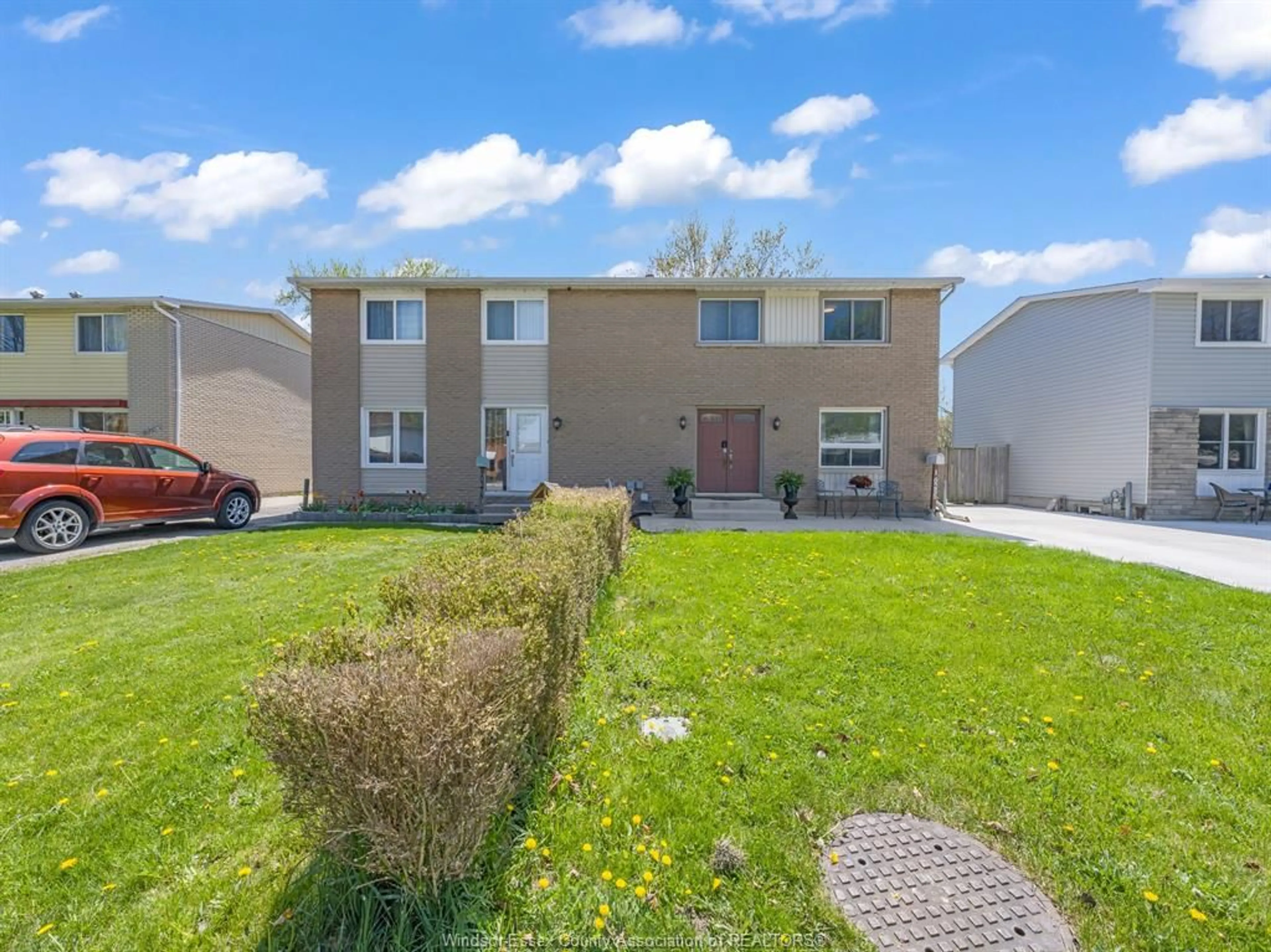 A pic from outside/outdoor area/front of a property/back of a property/a pic from drone, street for 10265 SHENANDOAH Cres, Windsor Ontario N8R 1B6