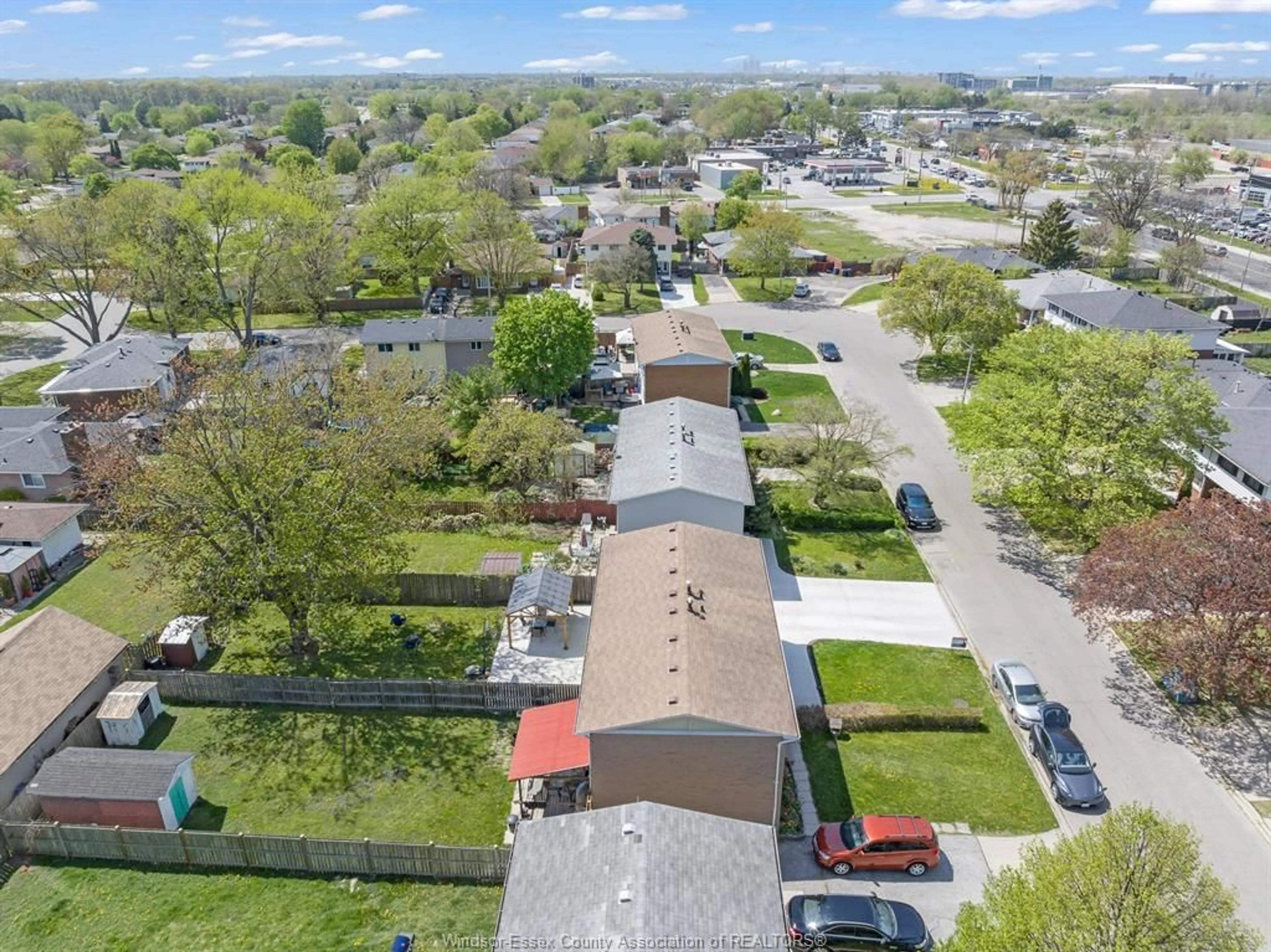 A pic from outside/outdoor area/front of a property/back of a property/a pic from drone, street for 10265 SHENANDOAH Cres, Windsor Ontario N8R 1B6