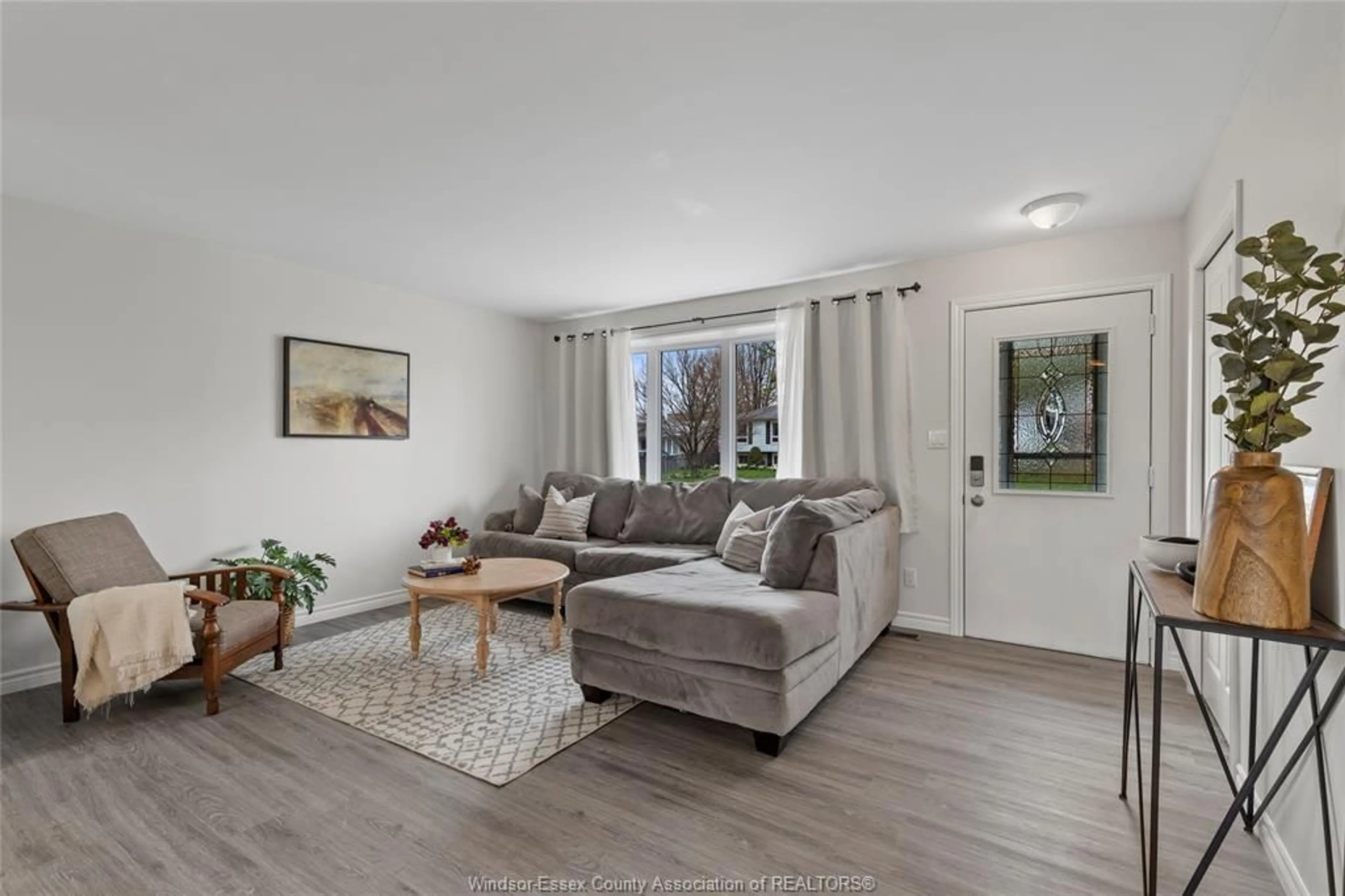 Living room with furniture, wood/laminate floor for 27 VANIER Dr, Tilbury Ontario N0P 2L0