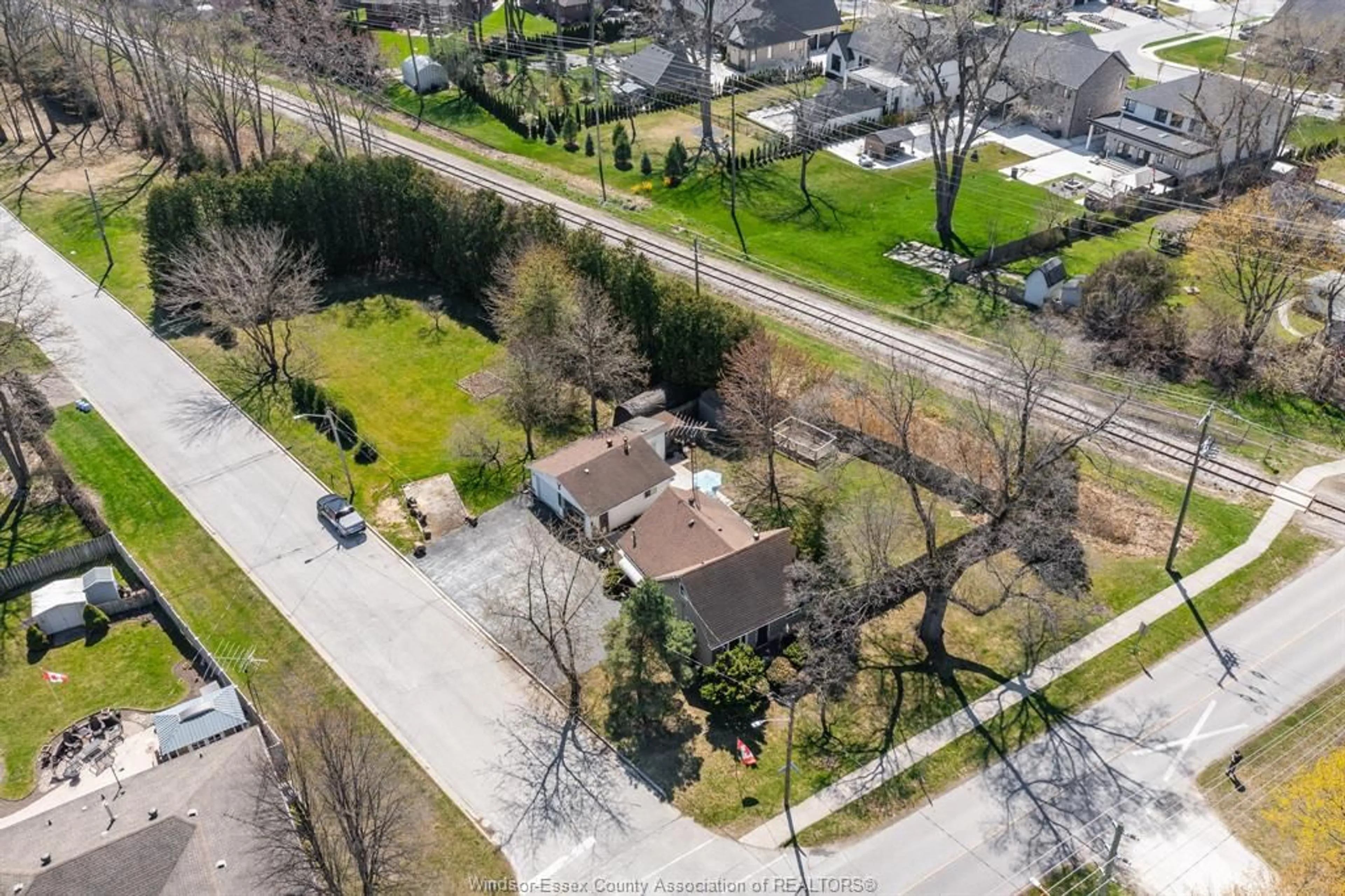 A pic from outside/outdoor area/front of a property/back of a property/a pic from drone, street for 790 MAPLE Ave, LaSalle Ontario N9J 1P9