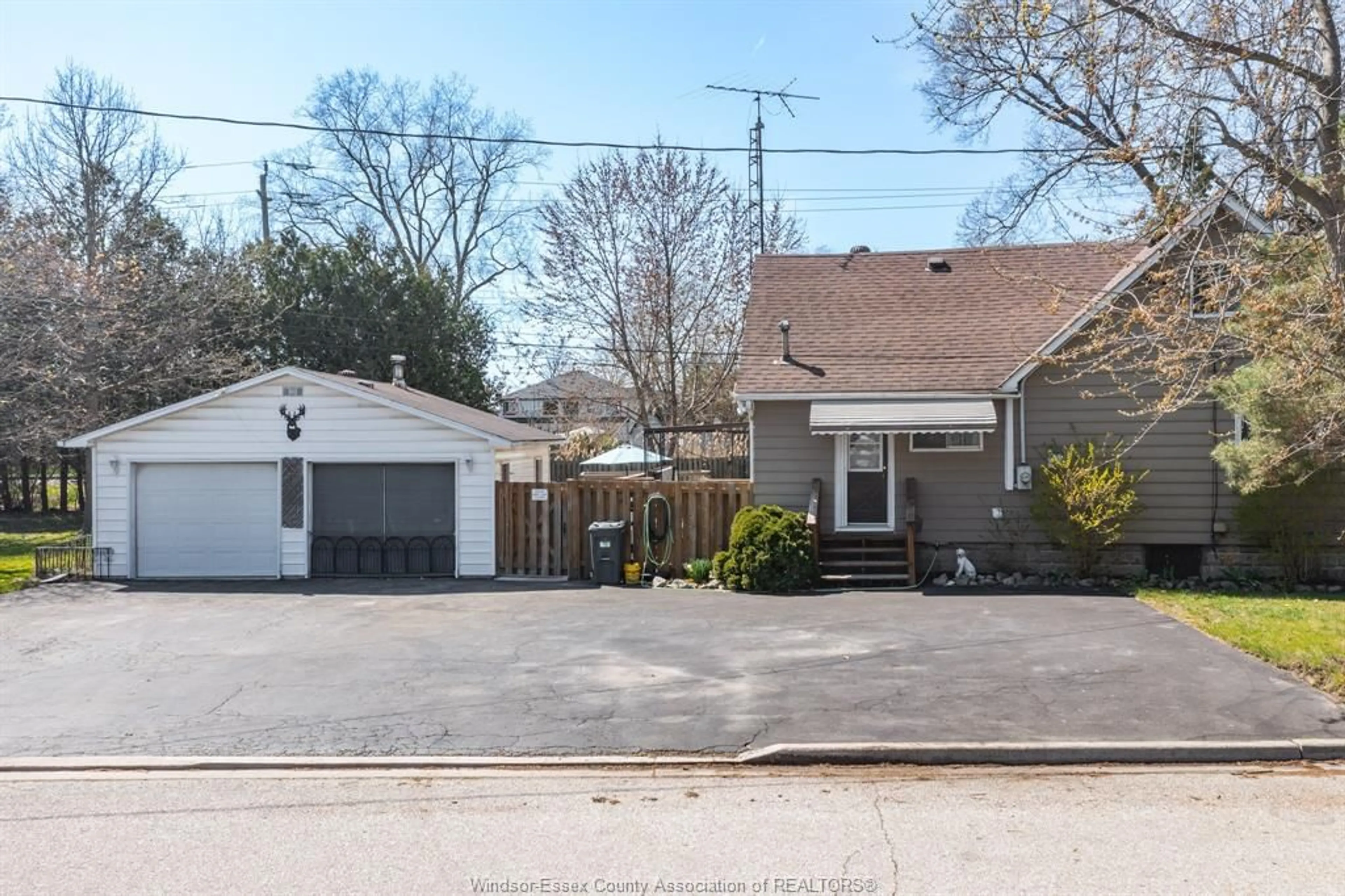 A pic from outside/outdoor area/front of a property/back of a property/a pic from drone, street for 790 MAPLE Ave, LaSalle Ontario N9J 1P9