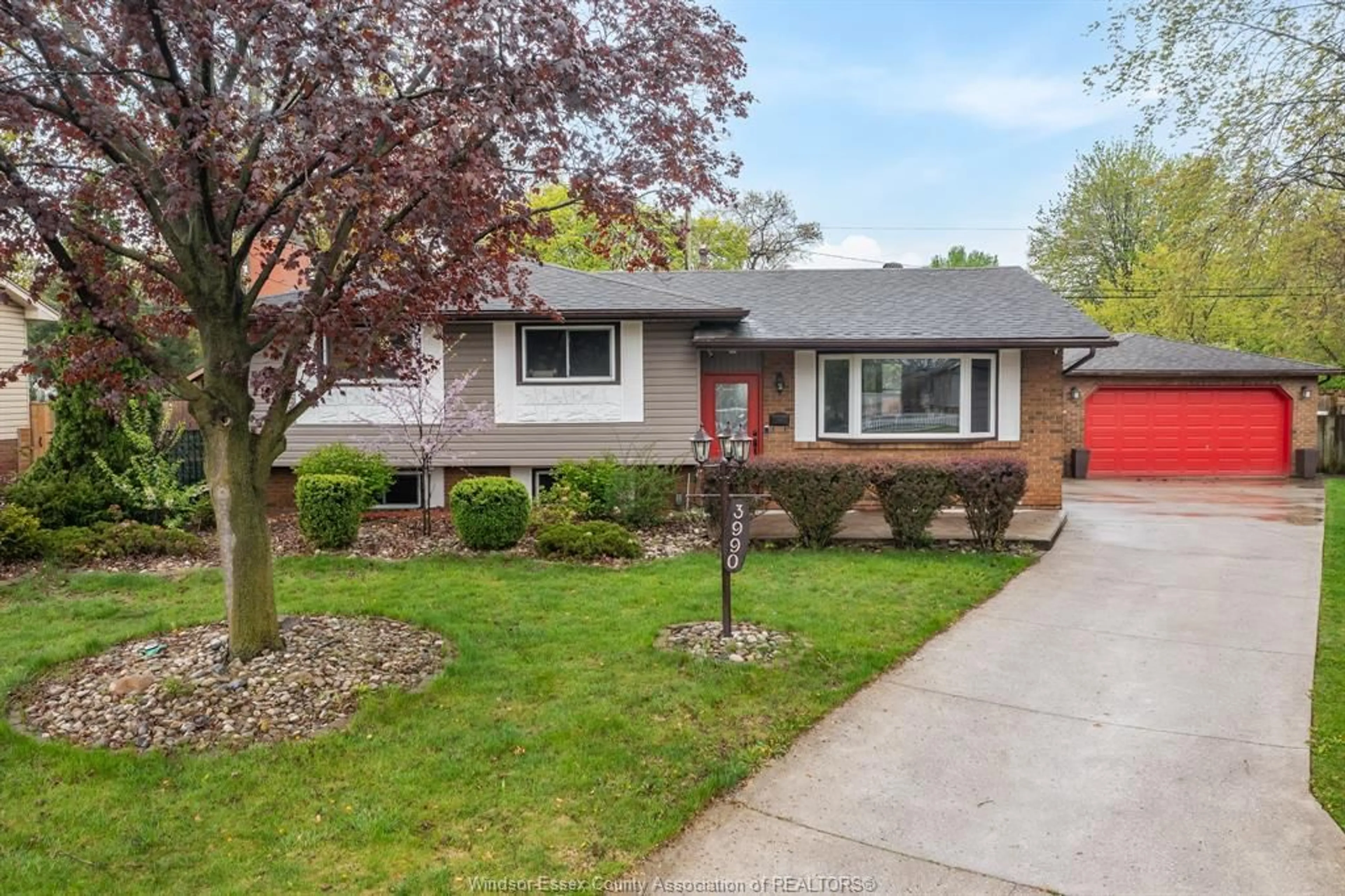 Home with vinyl exterior material, street for 3990 MYRTLE Ave, Windsor Ontario N9C 4A3