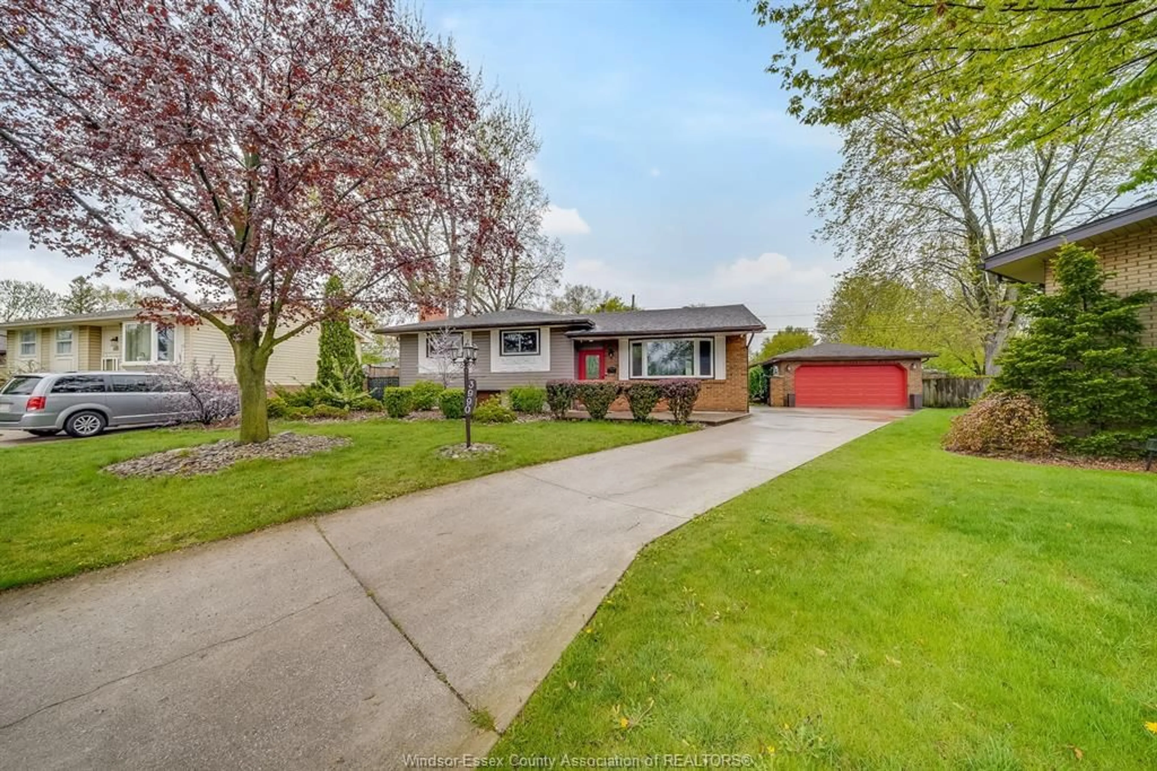 A pic from outside/outdoor area/front of a property/back of a property/a pic from drone, street for 3990 MYRTLE Ave, Windsor Ontario N9C 4A3