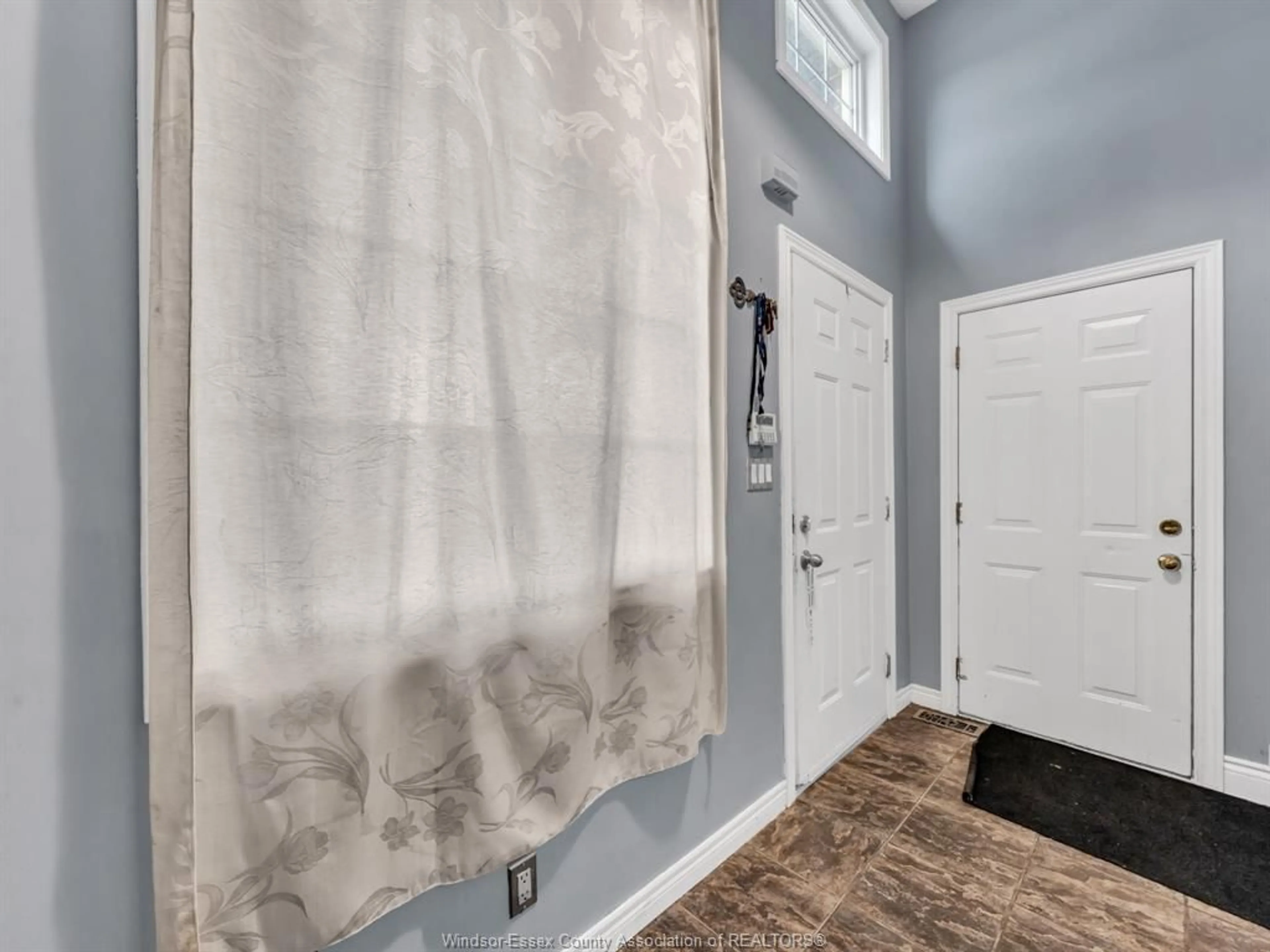 Indoor entryway for 1505 HIGHNOON Dr, Windsor Ontario N9G 3B6