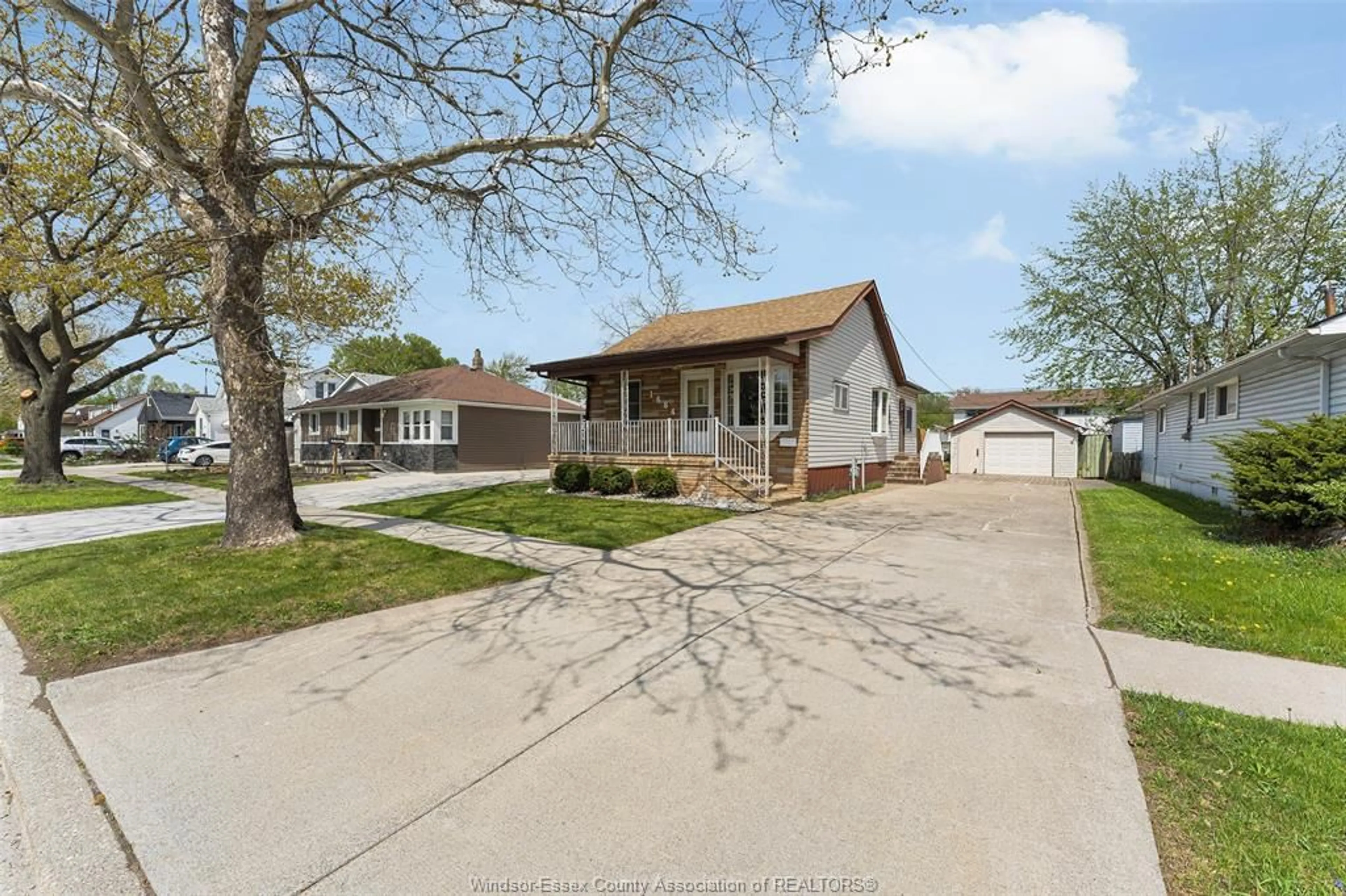A pic from outside/outdoor area/front of a property/back of a property/a pic from drone, street for 1684 FORD Blvd, Windsor Ontario N8T 2E1