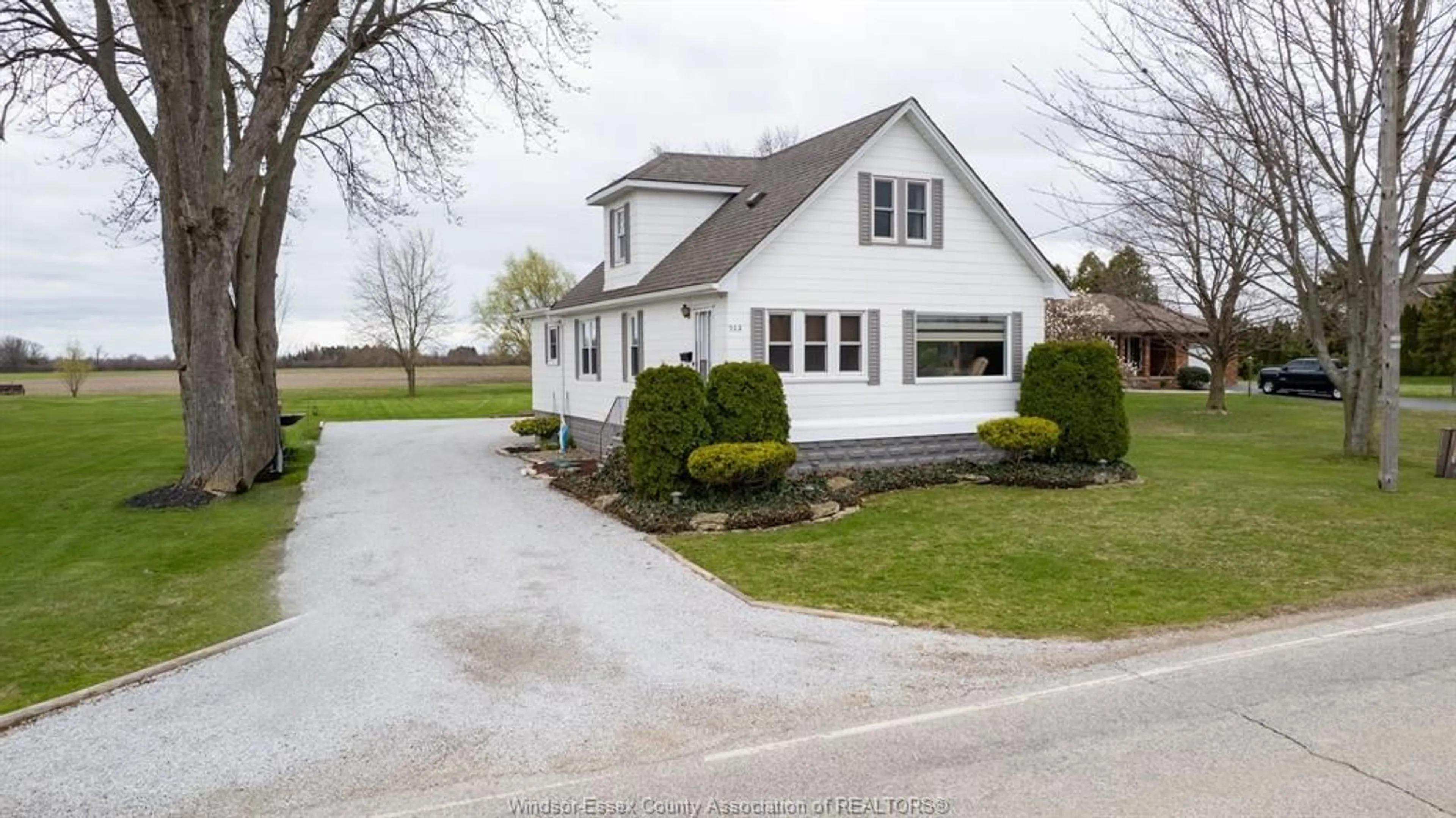A pic from outside/outdoor area/front of a property/back of a property/a pic from drone, street for 702 MARTIN Lane, LaSalle Ontario N9J 2W8