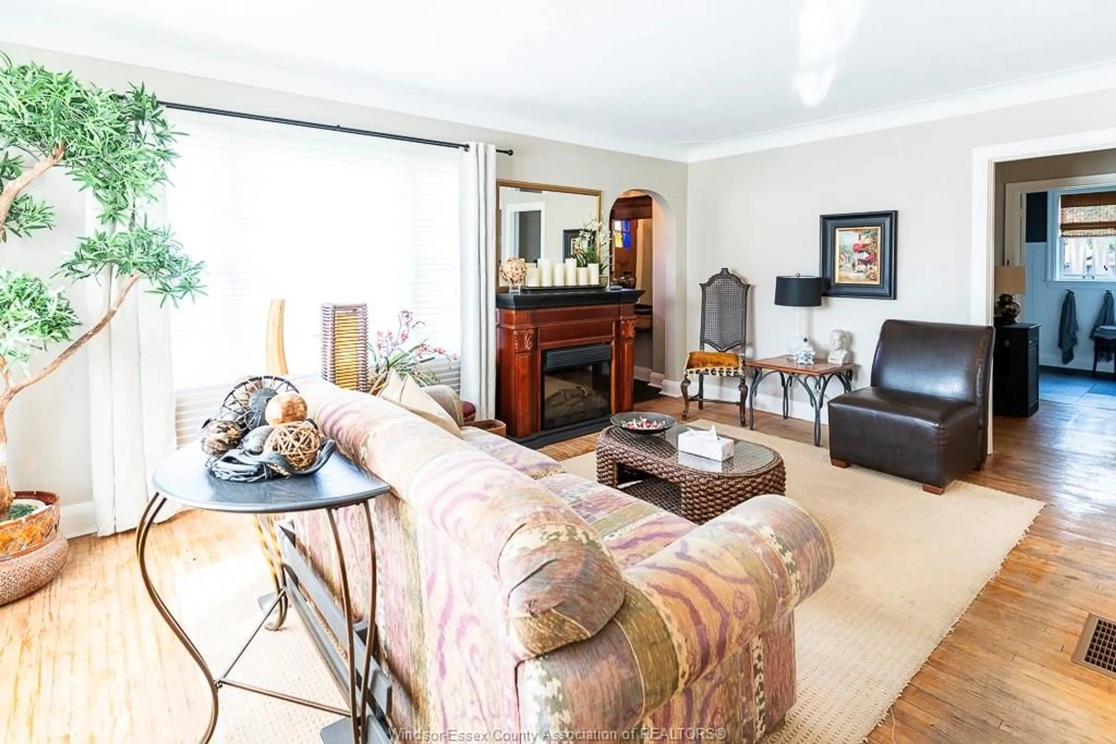 Living room with furniture, wood/laminate floor for 314 WELLINGTON St, St. Thomas Ontario N5R 2T3