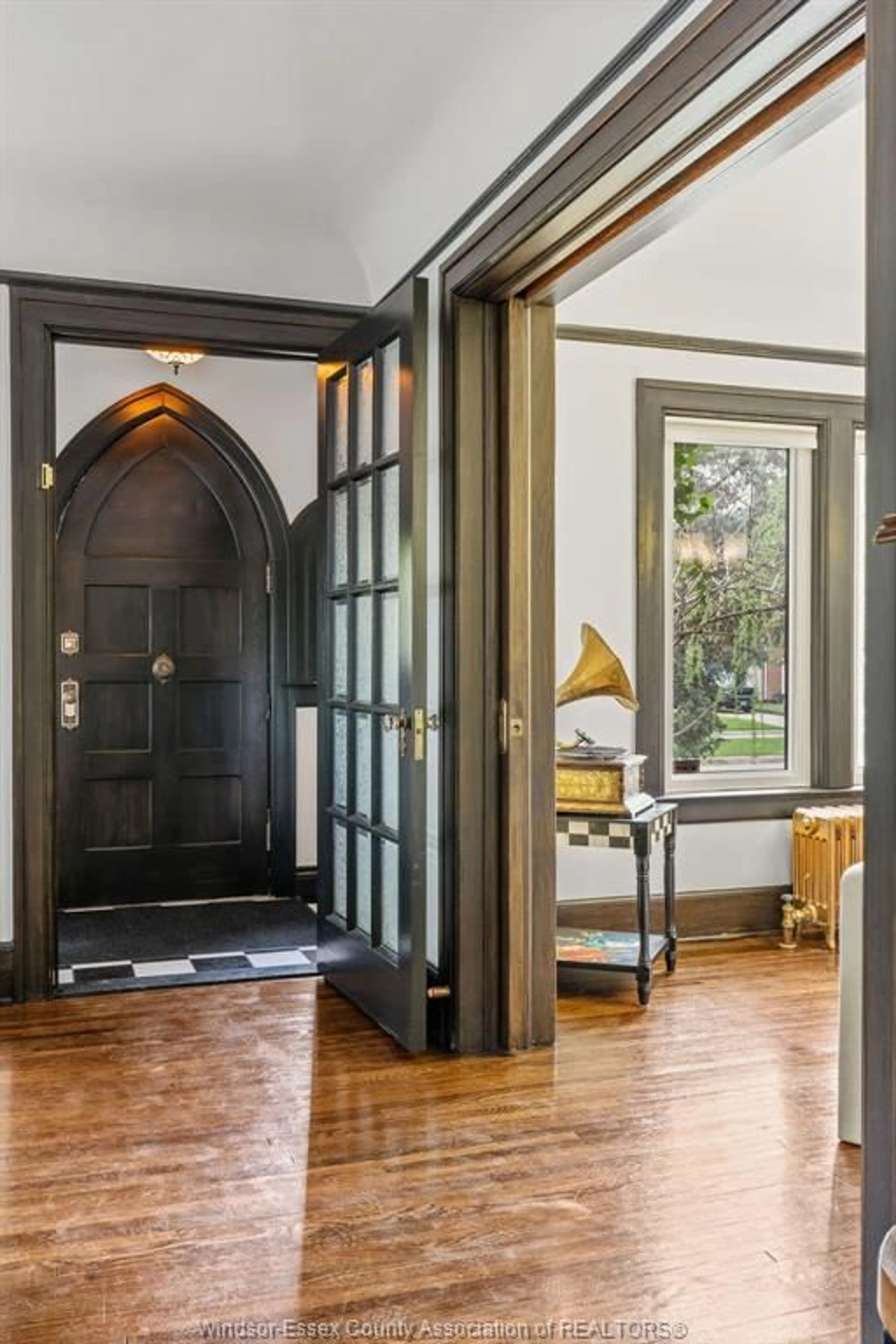 Indoor entryway for 3085 ACADEMY Dr, Windsor Ontario N9E 2H5