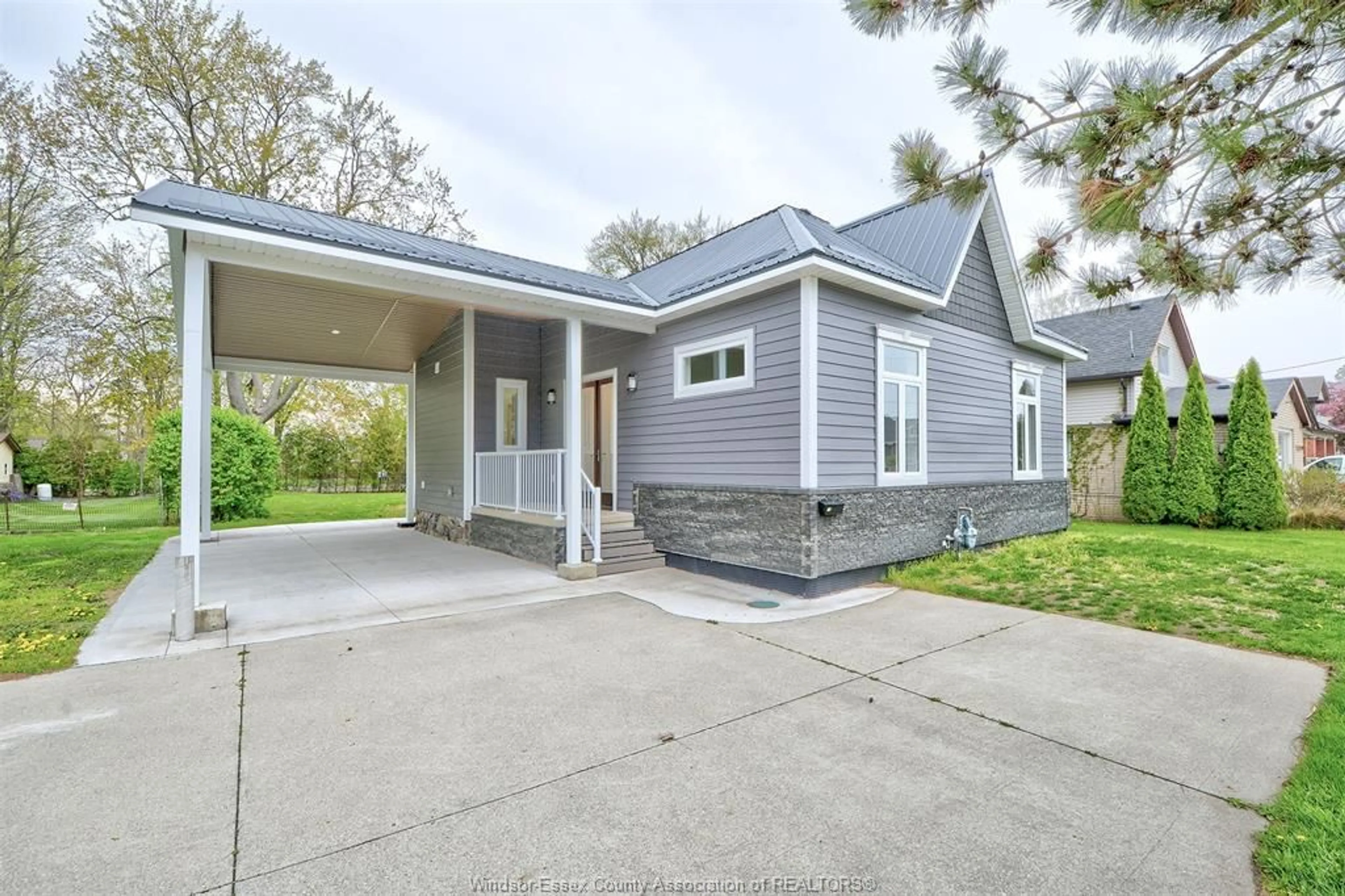 Home with vinyl exterior material, street for 116 MAIN St, Kingsville Ontario N9Y 1A4