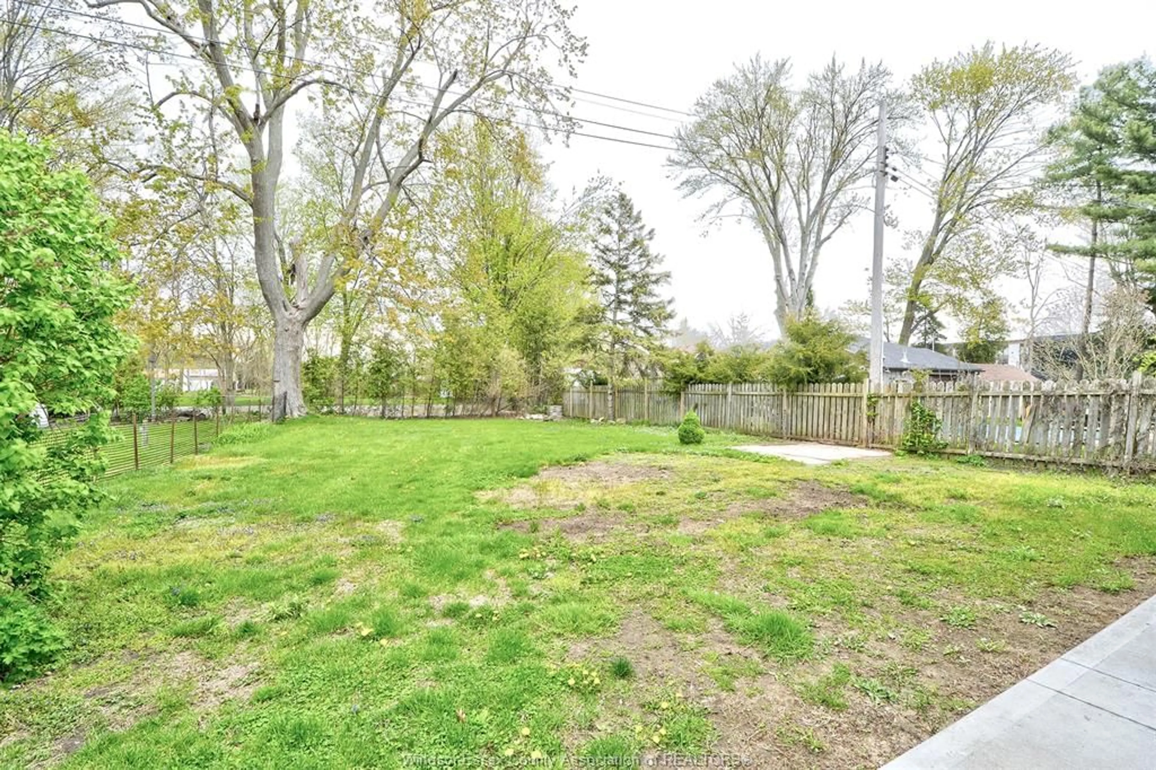 Patio, street for 116 MAIN St, Kingsville Ontario N9Y 1A4