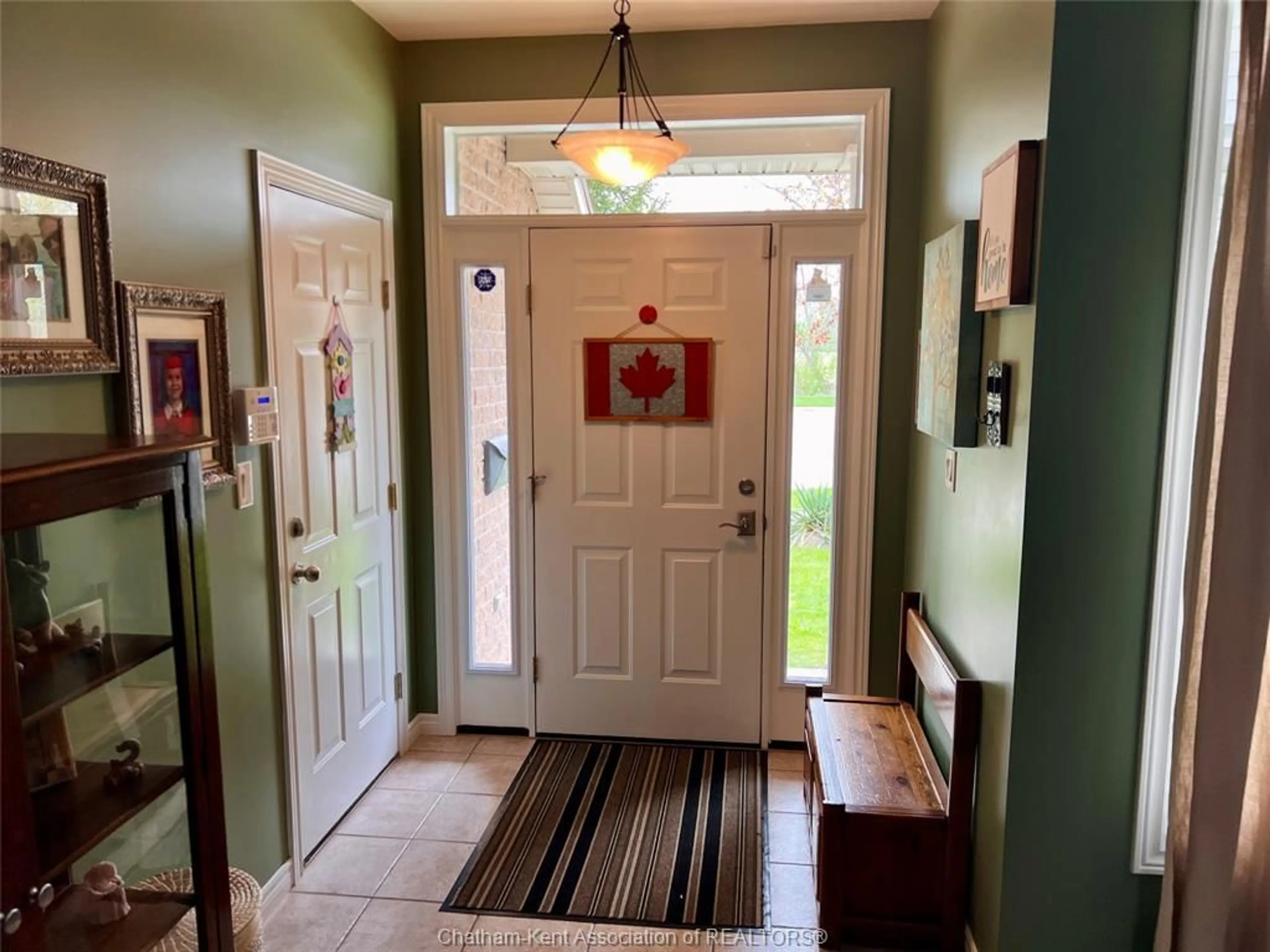 Indoor entryway for 12 Creekview Pl, Chatham Ontario N7L 0A2