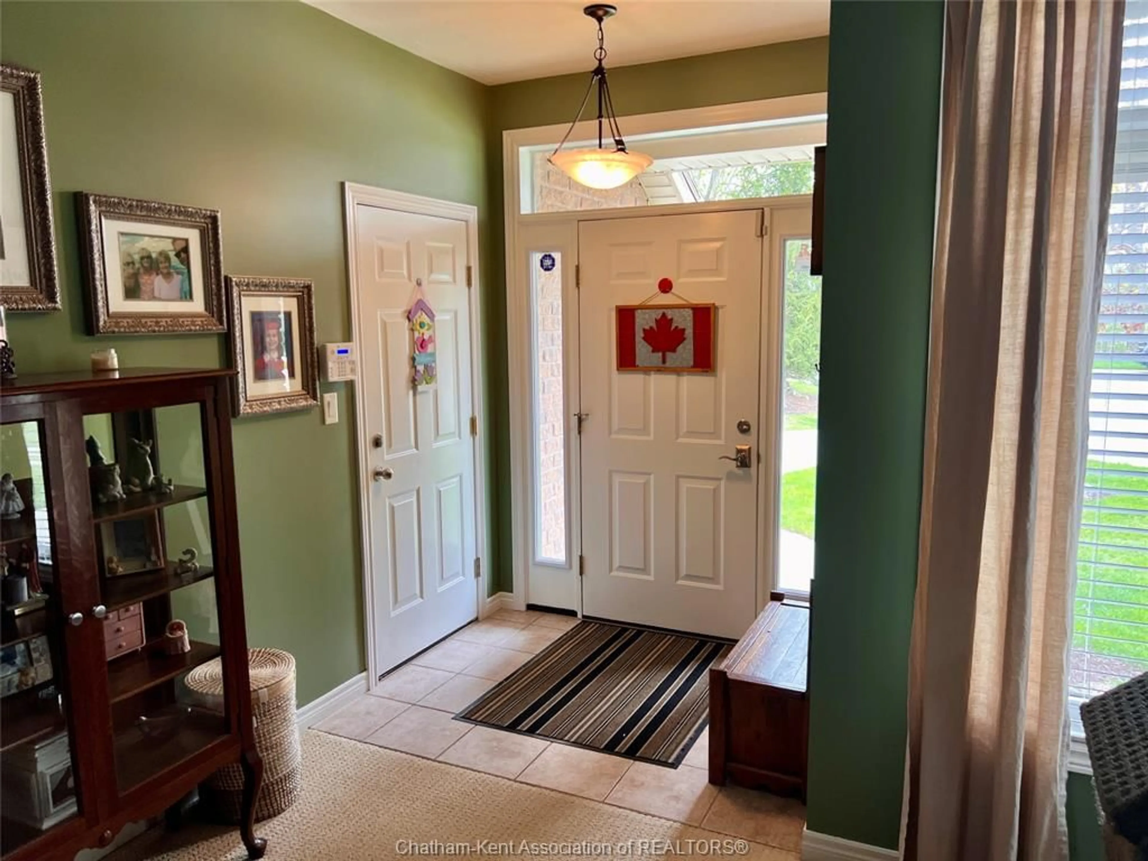 Indoor entryway for 12 Creekview Pl, Chatham Ontario N7L 0A2