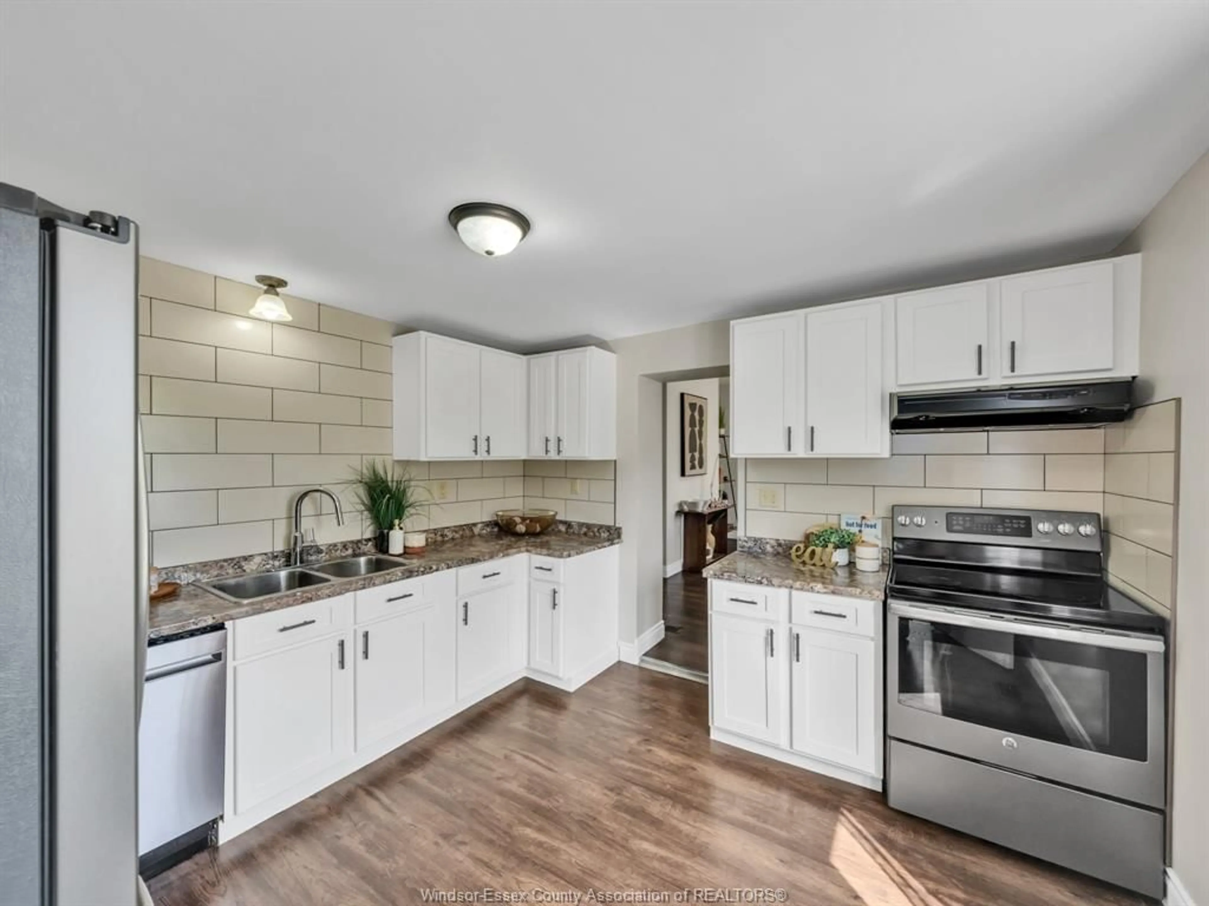 Open concept kitchen, ceramic/tile floor for 640 Talbot Rd East, Leamington Ontario N8H 3V6