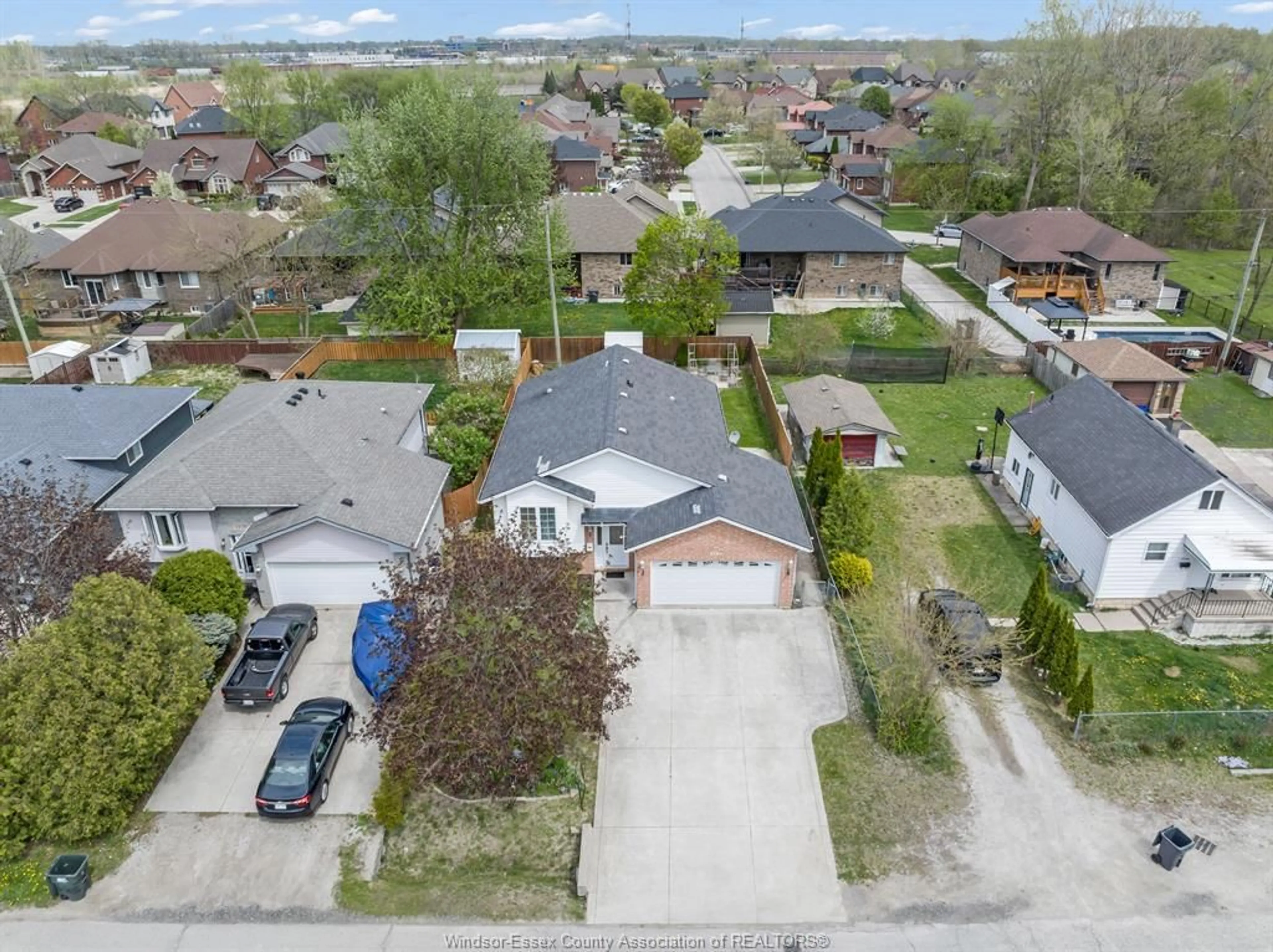 A pic from outside/outdoor area/front of a property/back of a property/a pic from drone, street for 2242 LONGFELLOW Ave, Windsor Ontario N9B 3J8