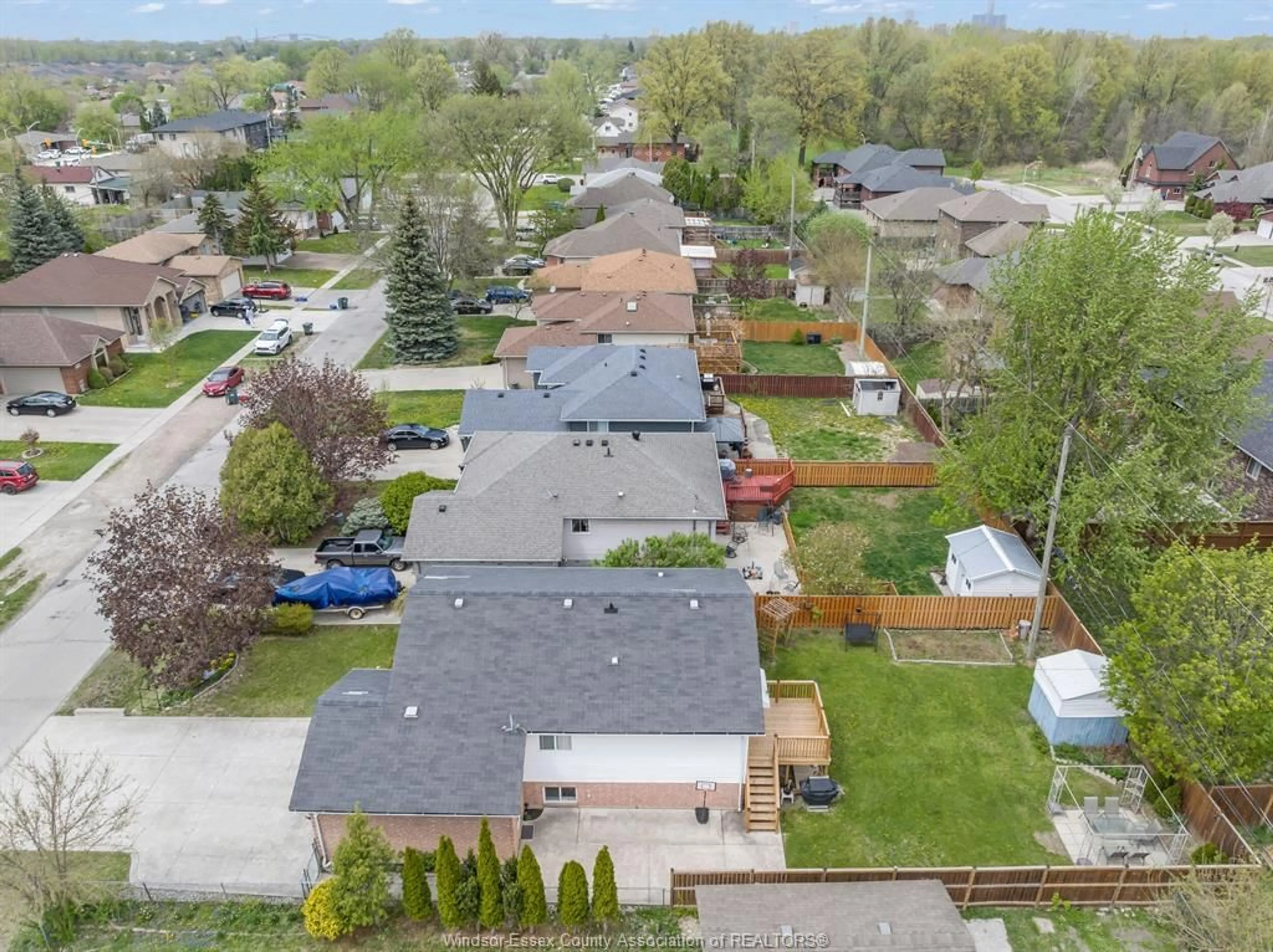 A pic from outside/outdoor area/front of a property/back of a property/a pic from drone, street for 2242 LONGFELLOW Ave, Windsor Ontario N9B 3J8