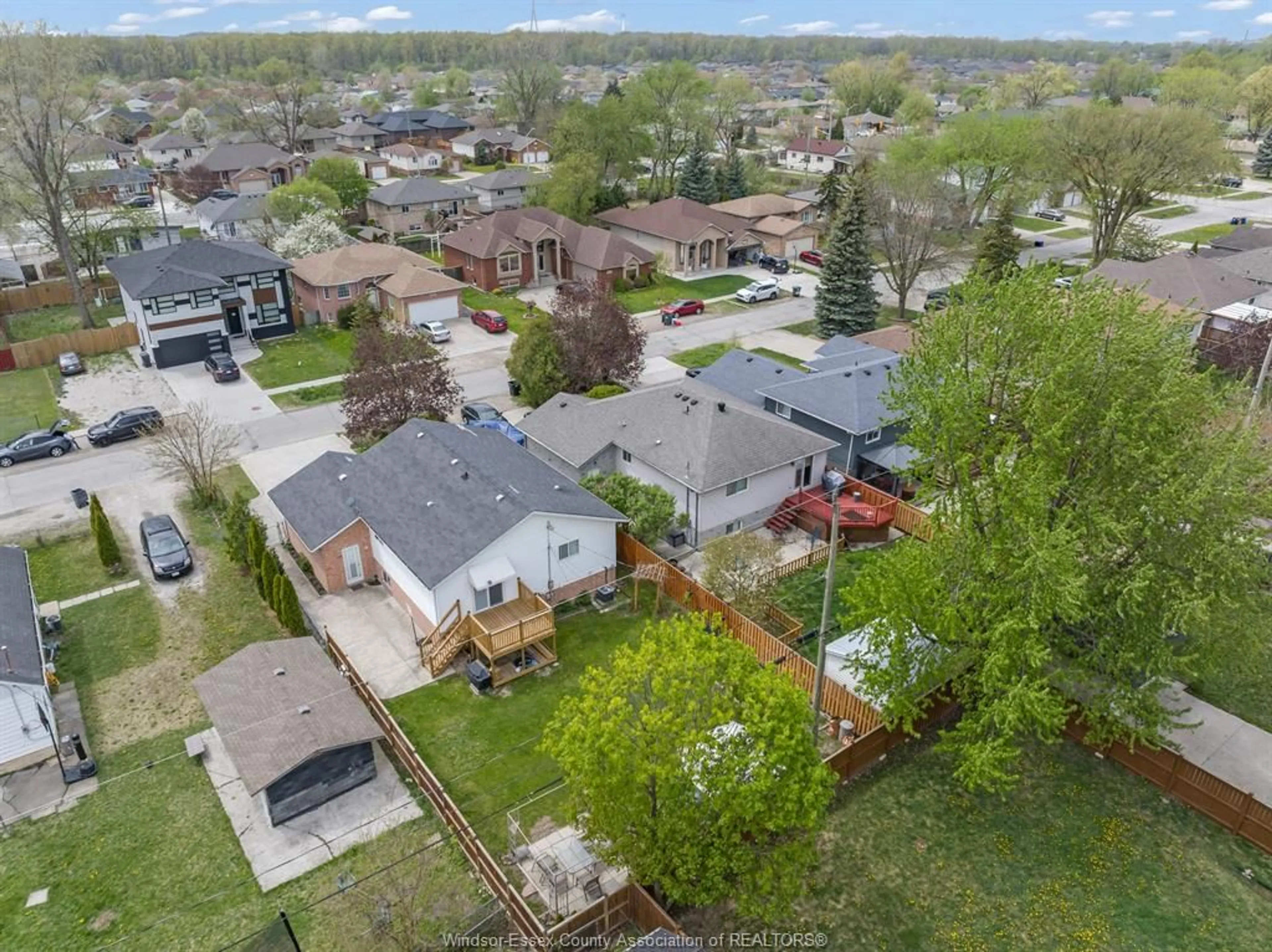 A pic from outside/outdoor area/front of a property/back of a property/a pic from drone, street for 2242 LONGFELLOW Ave, Windsor Ontario N9B 3J8