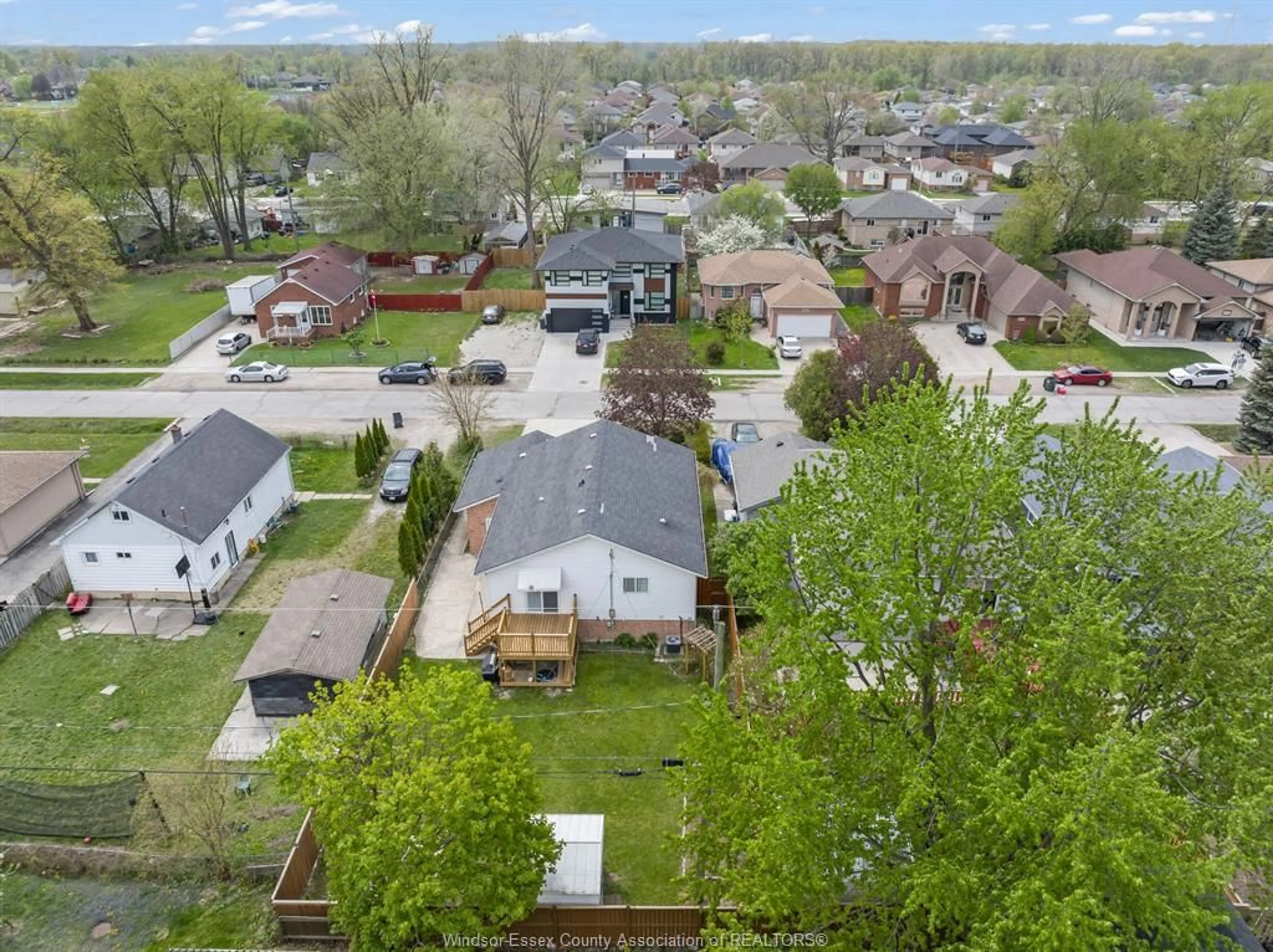 A pic from outside/outdoor area/front of a property/back of a property/a pic from drone, street for 2242 LONGFELLOW Ave, Windsor Ontario N9B 3J8