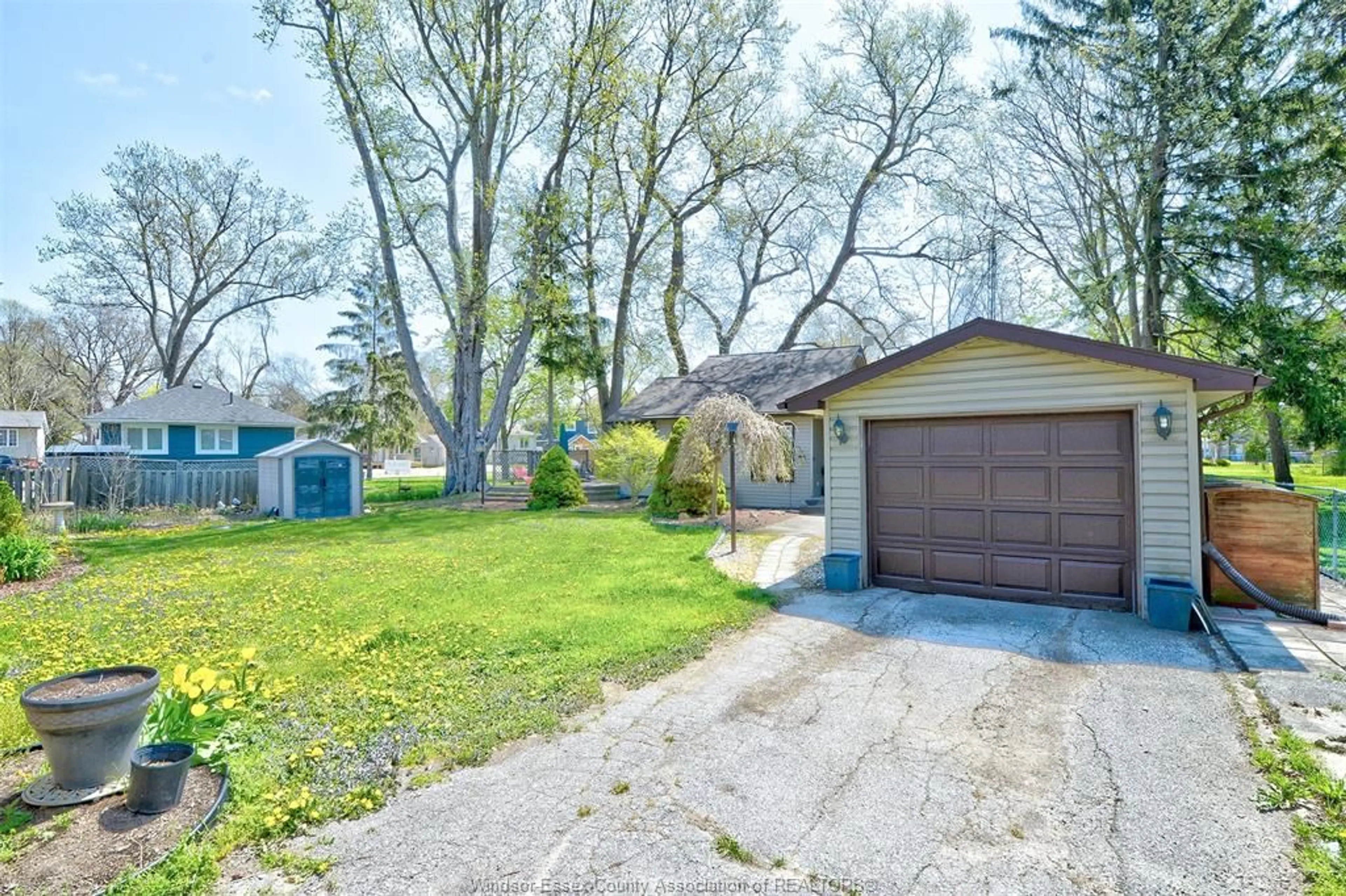 A pic from outside/outdoor area/front of a property/back of a property/a pic from drone, street for 136 LINCOLN Crt, Colchester Ontario N0R 1G0