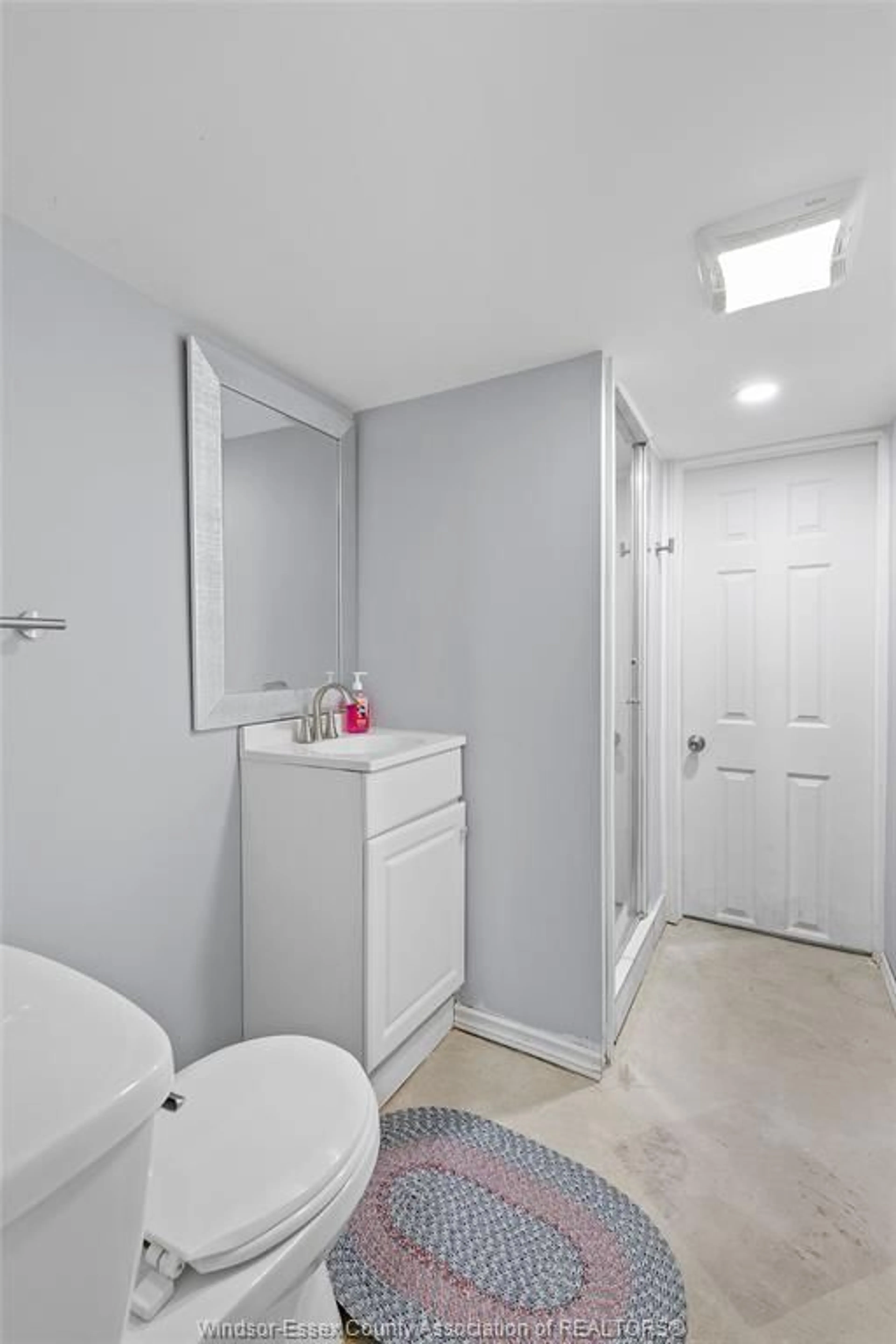 Standard bathroom, ceramic/tile floor for 1035 LOUIS Ave, Windsor Ontario N9A 1A1