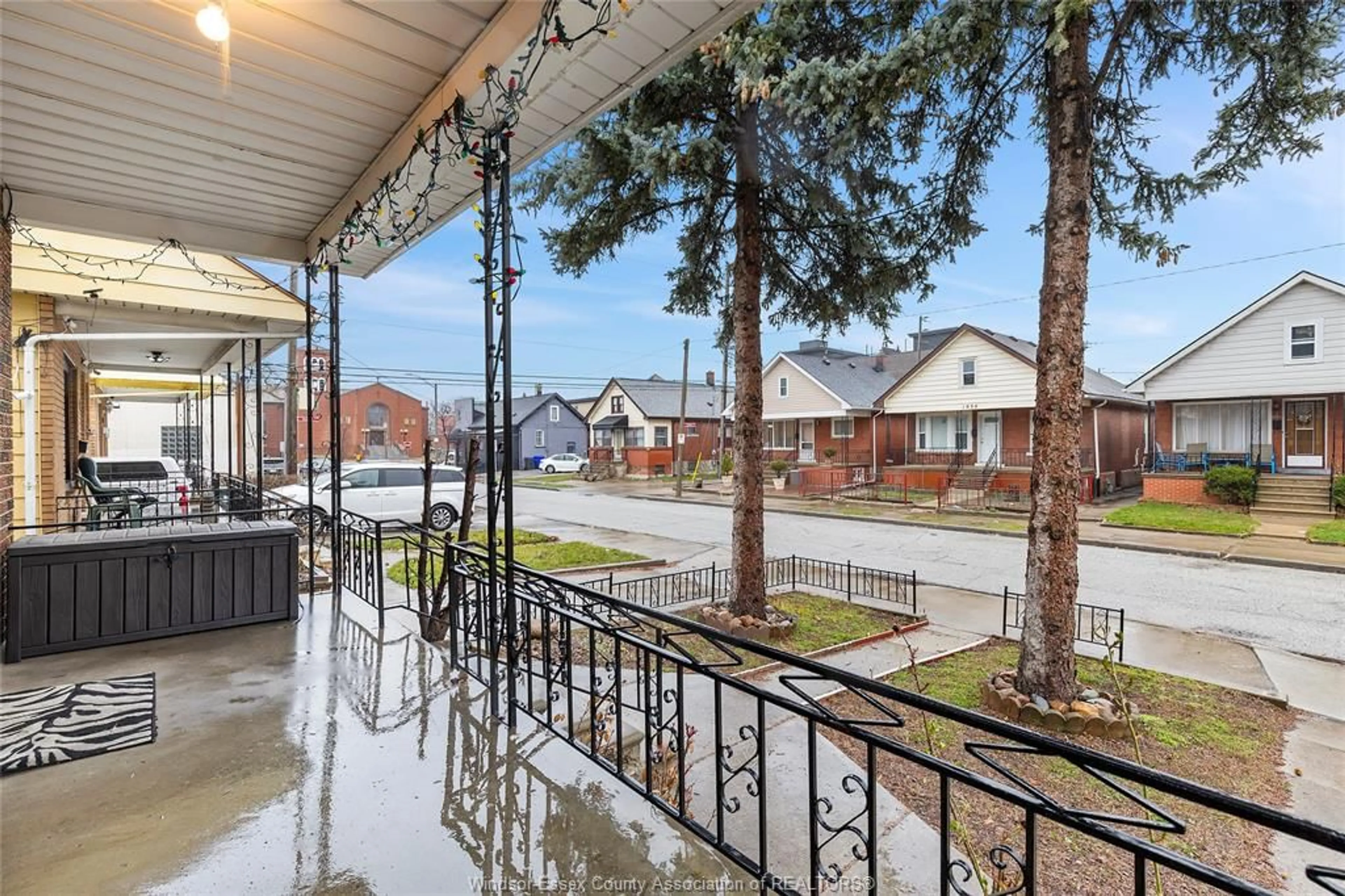 Patio, street for 1035 LOUIS Ave, Windsor Ontario N9A 1A1