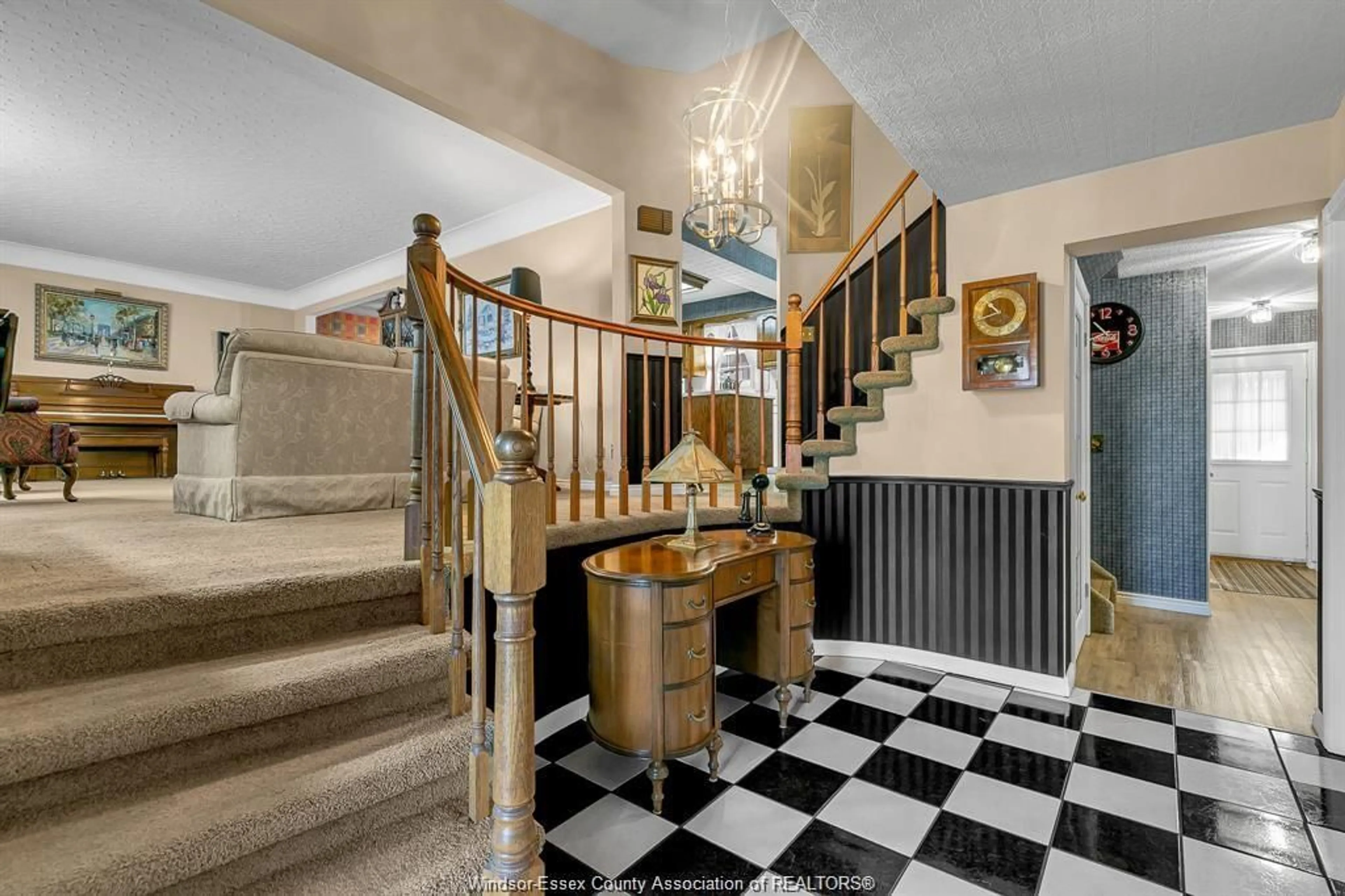 Indoor foyer for 504 HARBOURNE Cres, Tecumseh Ontario N8N 3J2