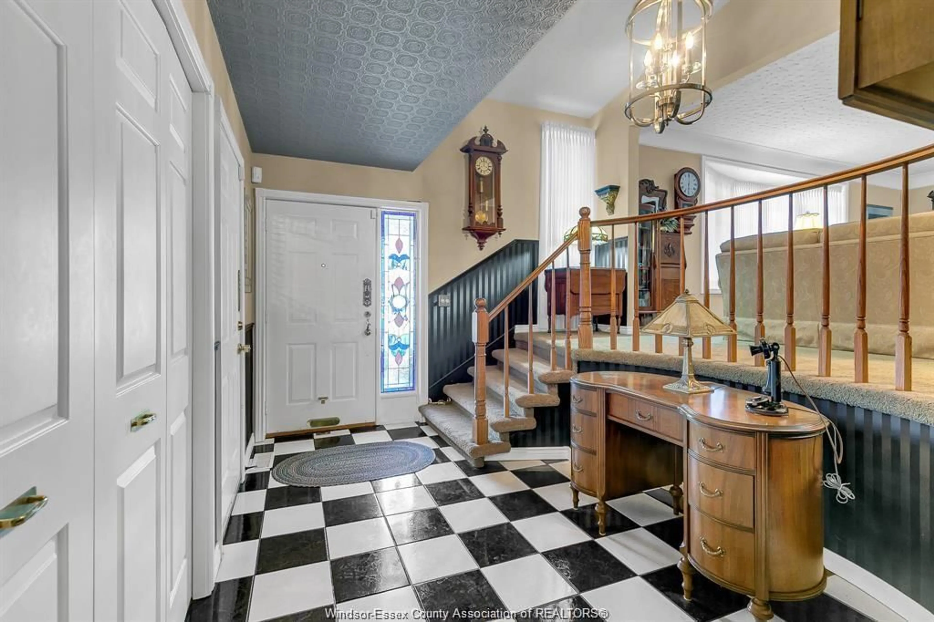 Indoor foyer for 504 HARBOURNE Cres, Tecumseh Ontario N8N 3J2