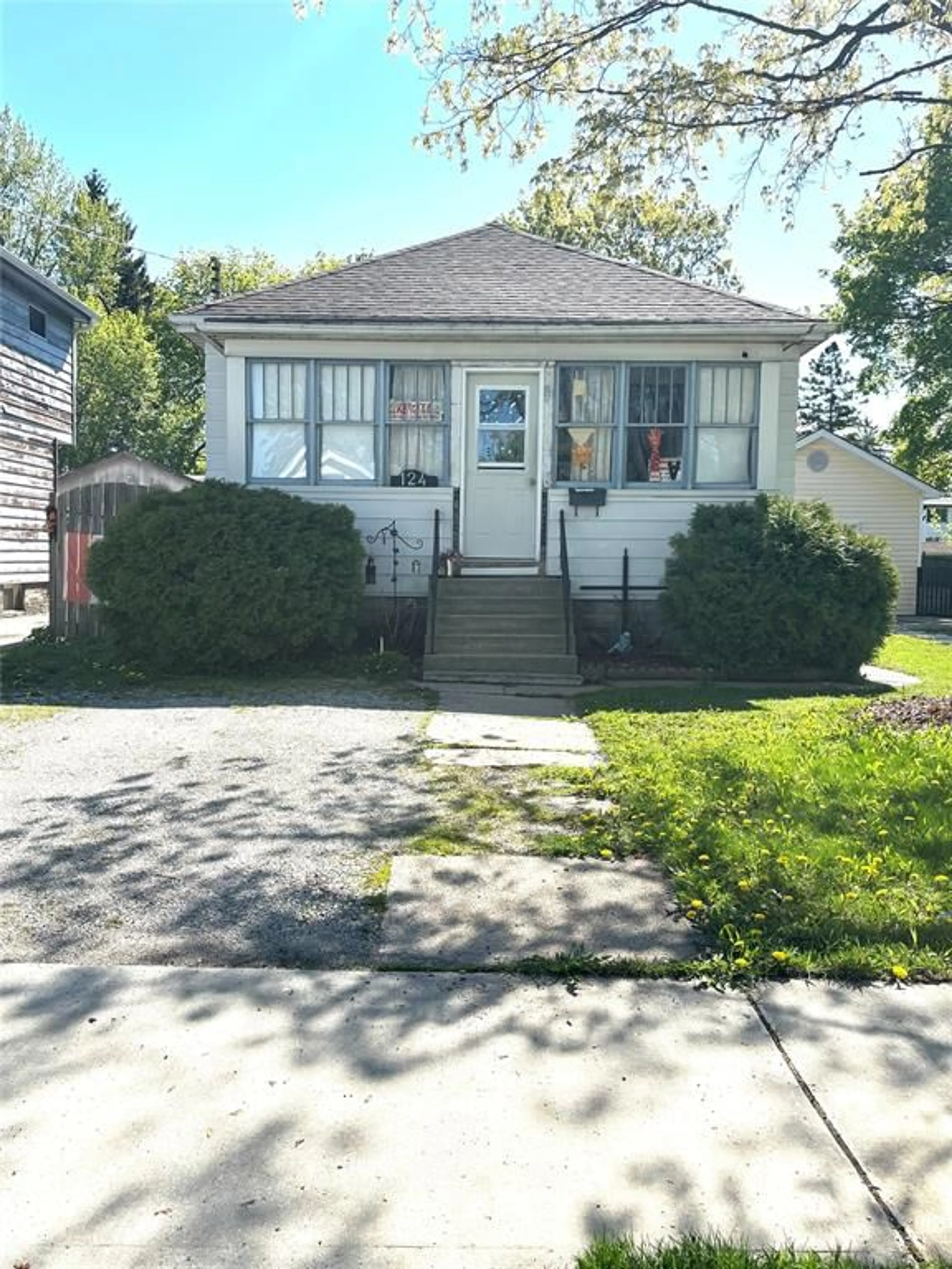 Home with vinyl exterior material, street for 124 JOHN St, Sarnia Ontario N7T 2Y9