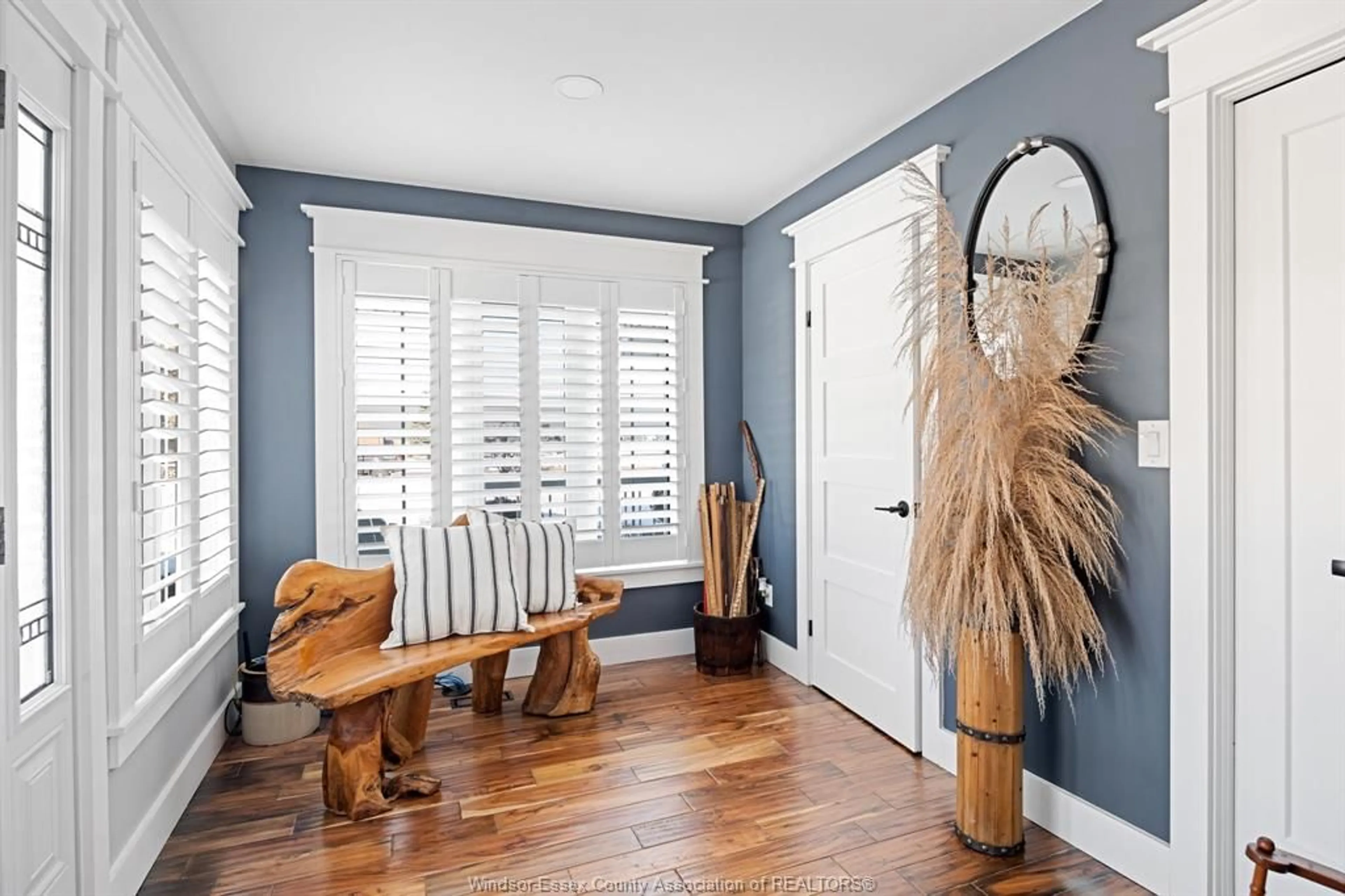 Indoor entryway for 499 ROAD 2, Kingsville Ontario N9Y 2E4