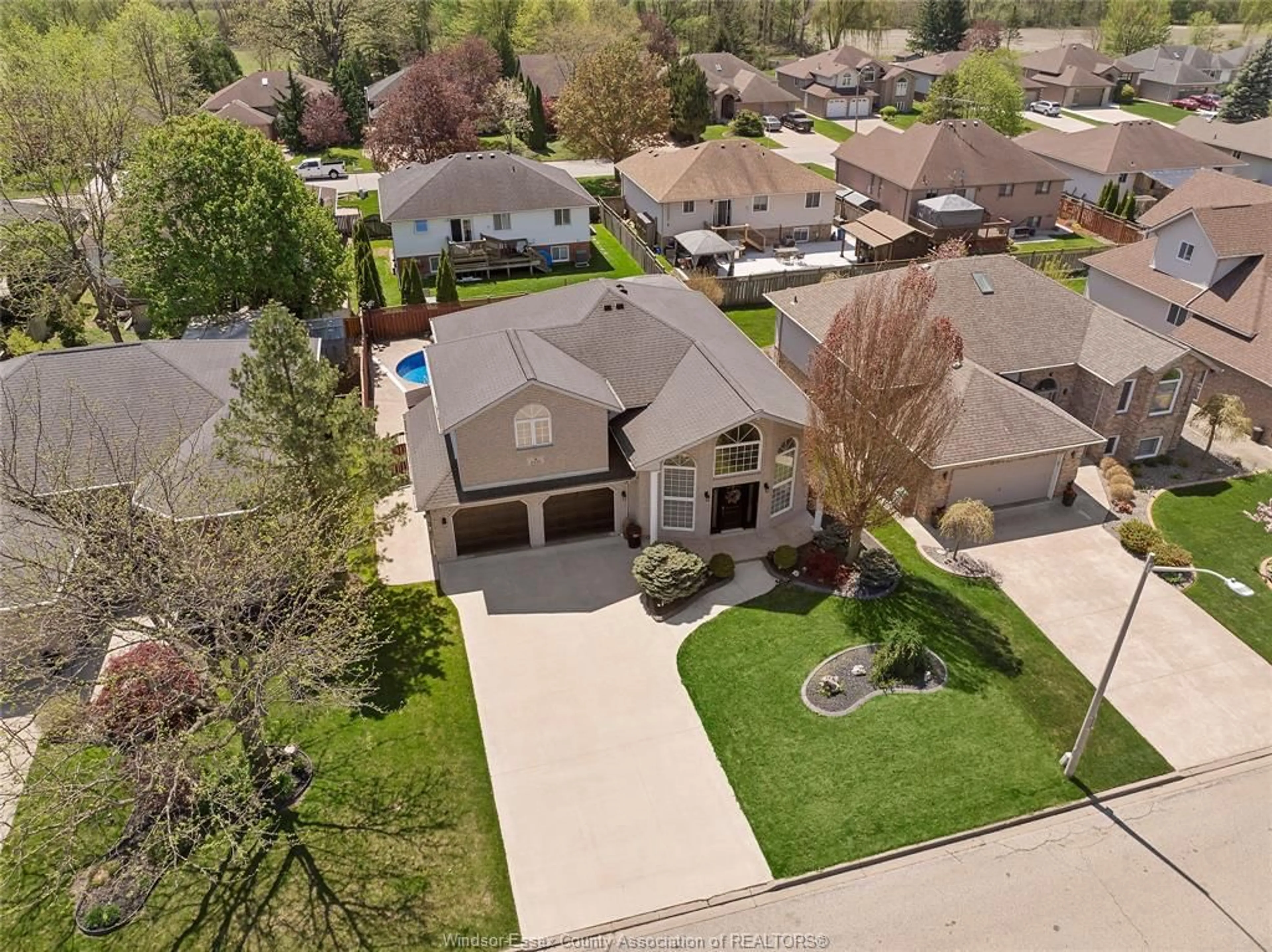 A pic from outside/outdoor area/front of a property/back of a property/a pic from drone, street for 1535 MAPLE Ave, LaSalle Ontario N9J 3L3