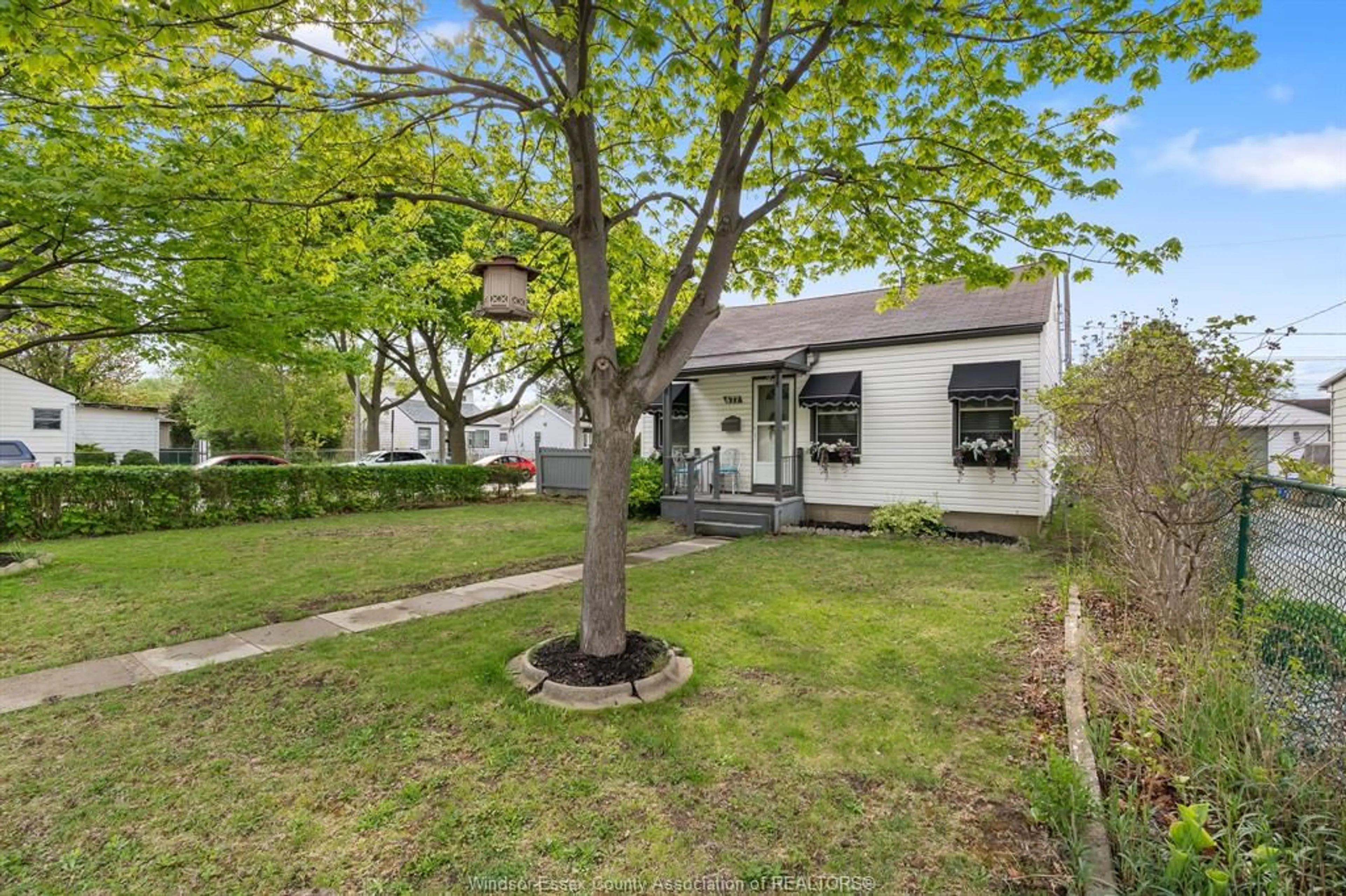 A pic from outside/outdoor area/front of a property/back of a property/a pic from drone, street for 677 VIMY Ave, Windsor Ontario N8W 1M6