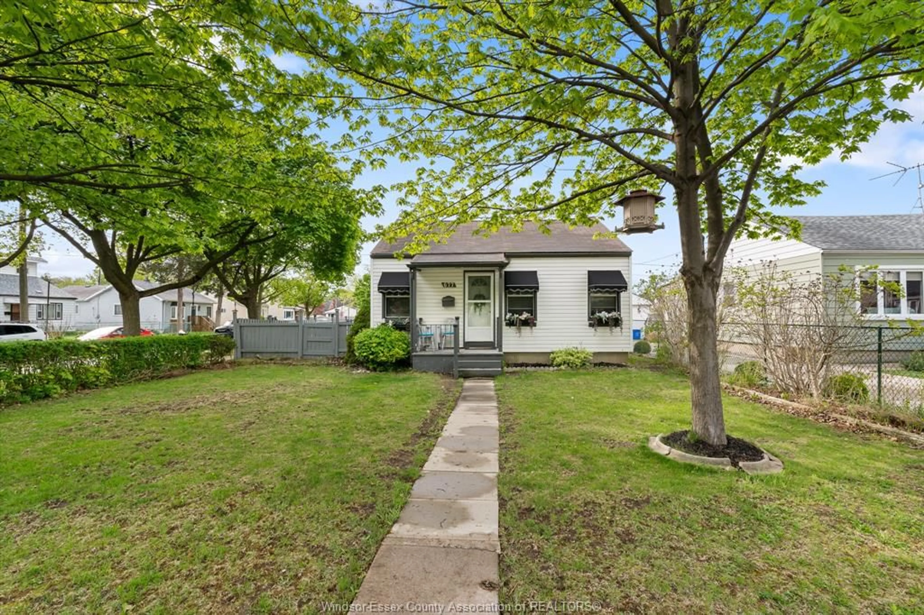 Unknown for 677 VIMY Ave, Windsor Ontario N8W 1M6