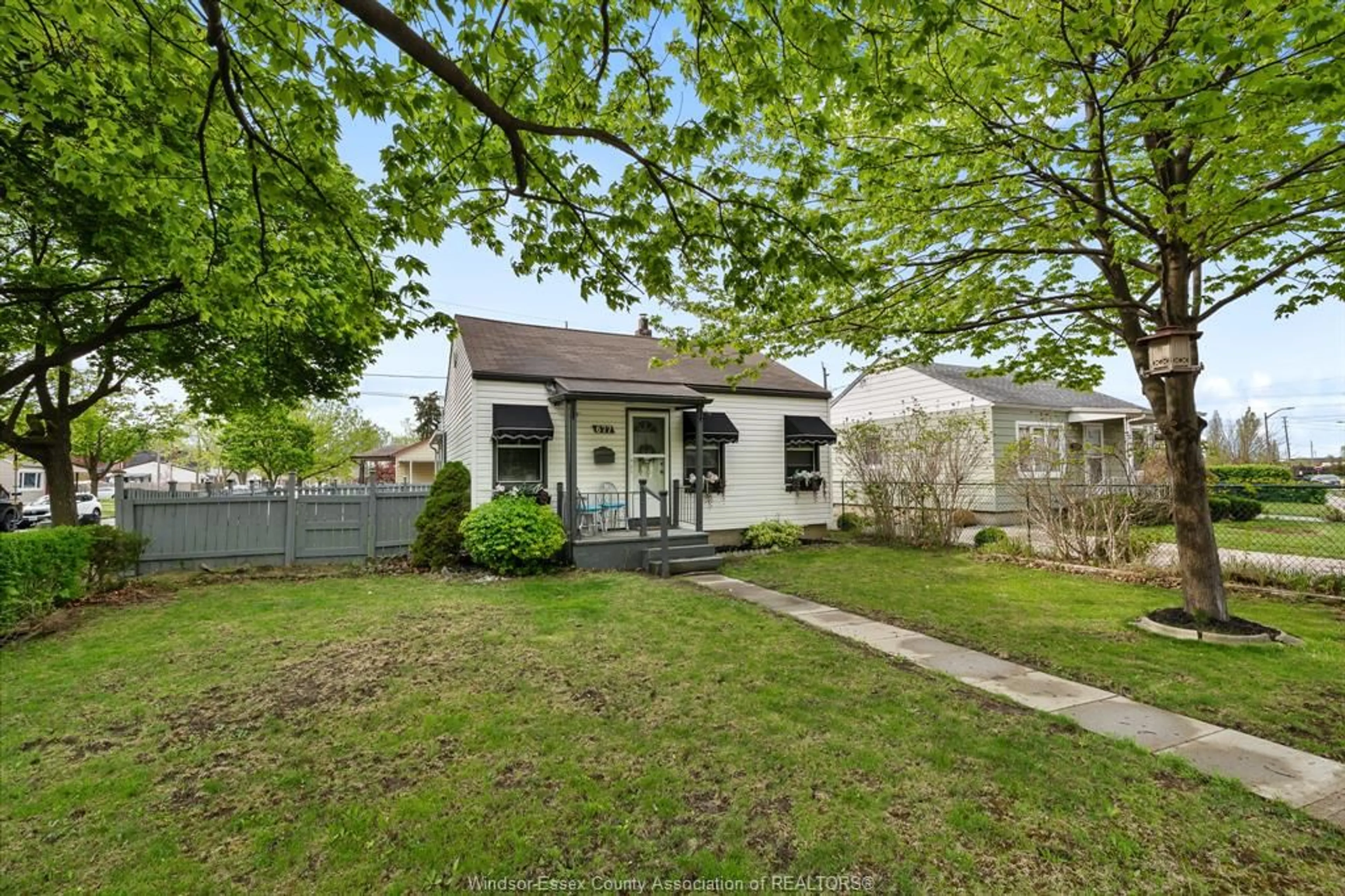 A pic from outside/outdoor area/front of a property/back of a property/a pic from drone, street for 677 VIMY Ave, Windsor Ontario N8W 1M6