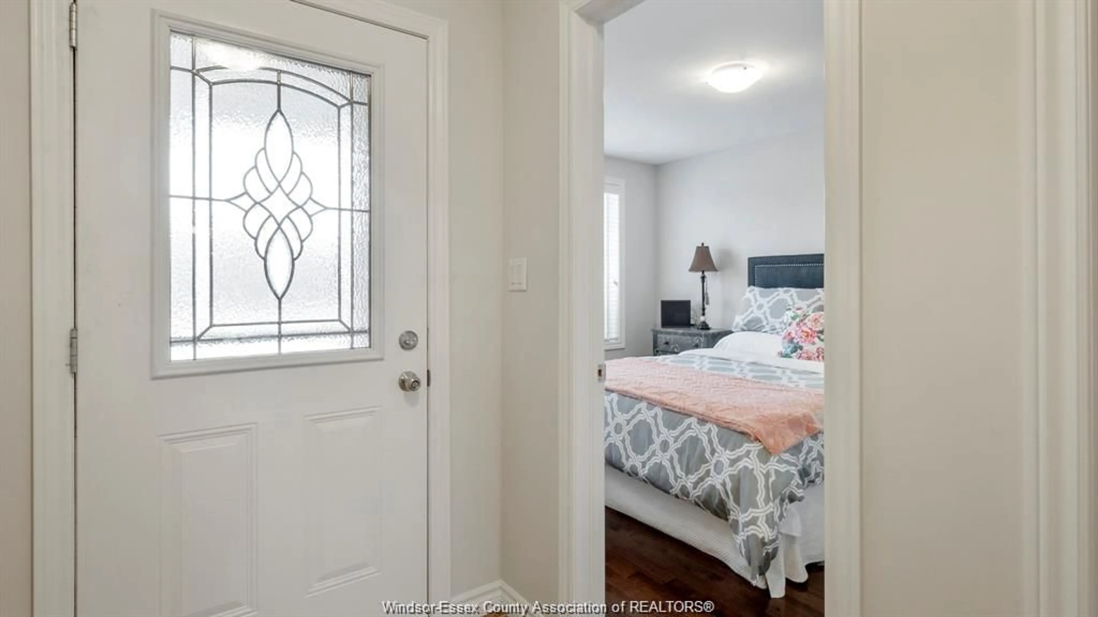 Indoor entryway for 1532 LUXURY Ave, Windsor Ontario N8P 1S7